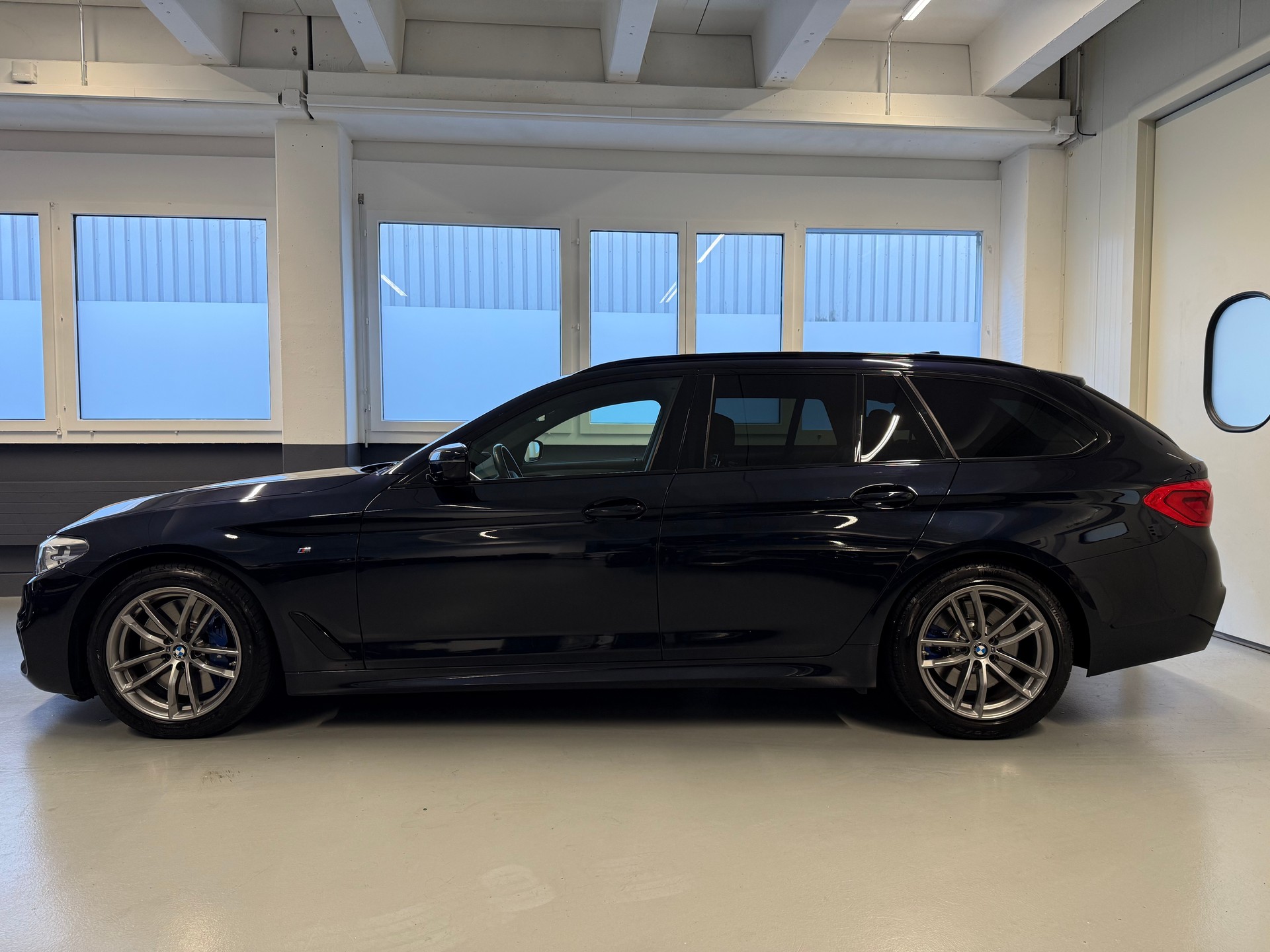 BMW 540i xDrive Touring M Sportpaket Steptronic-showroom-element-2