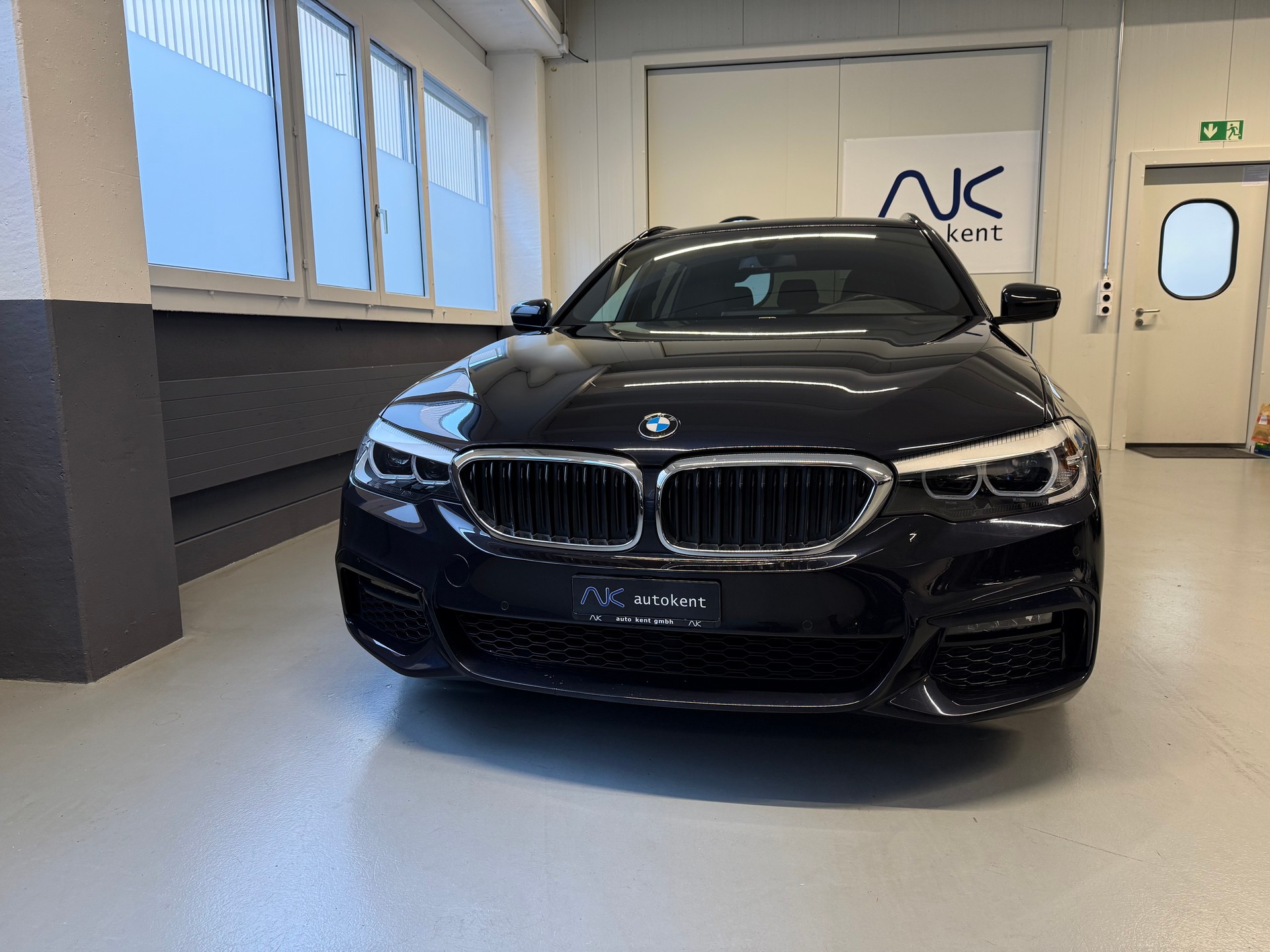 BMW 540i xDrive Touring M Sportpaket Steptronic-showroom-element-1