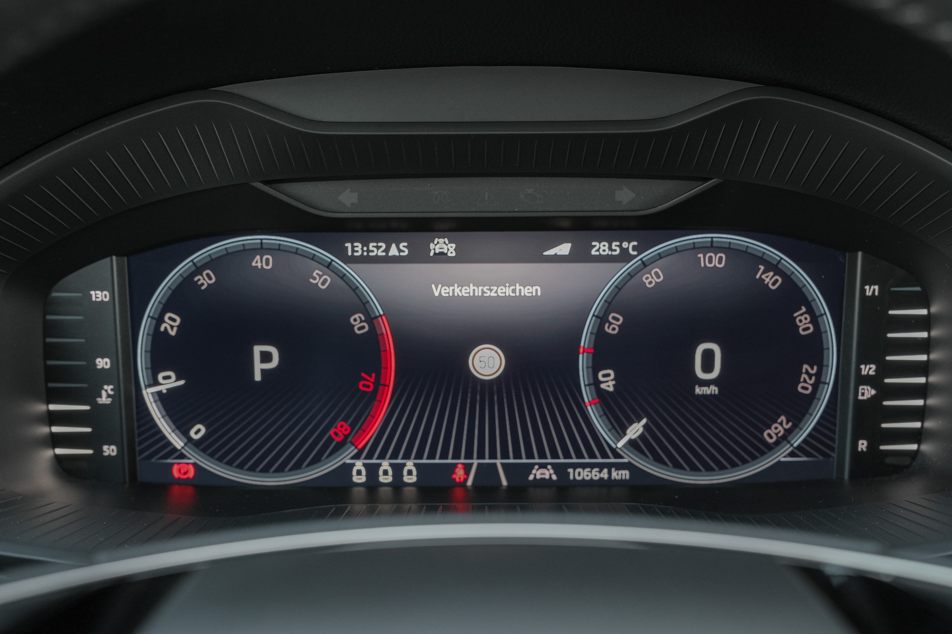 SKODA Karoq 1.5 TSI Top Selection DSG-image-16