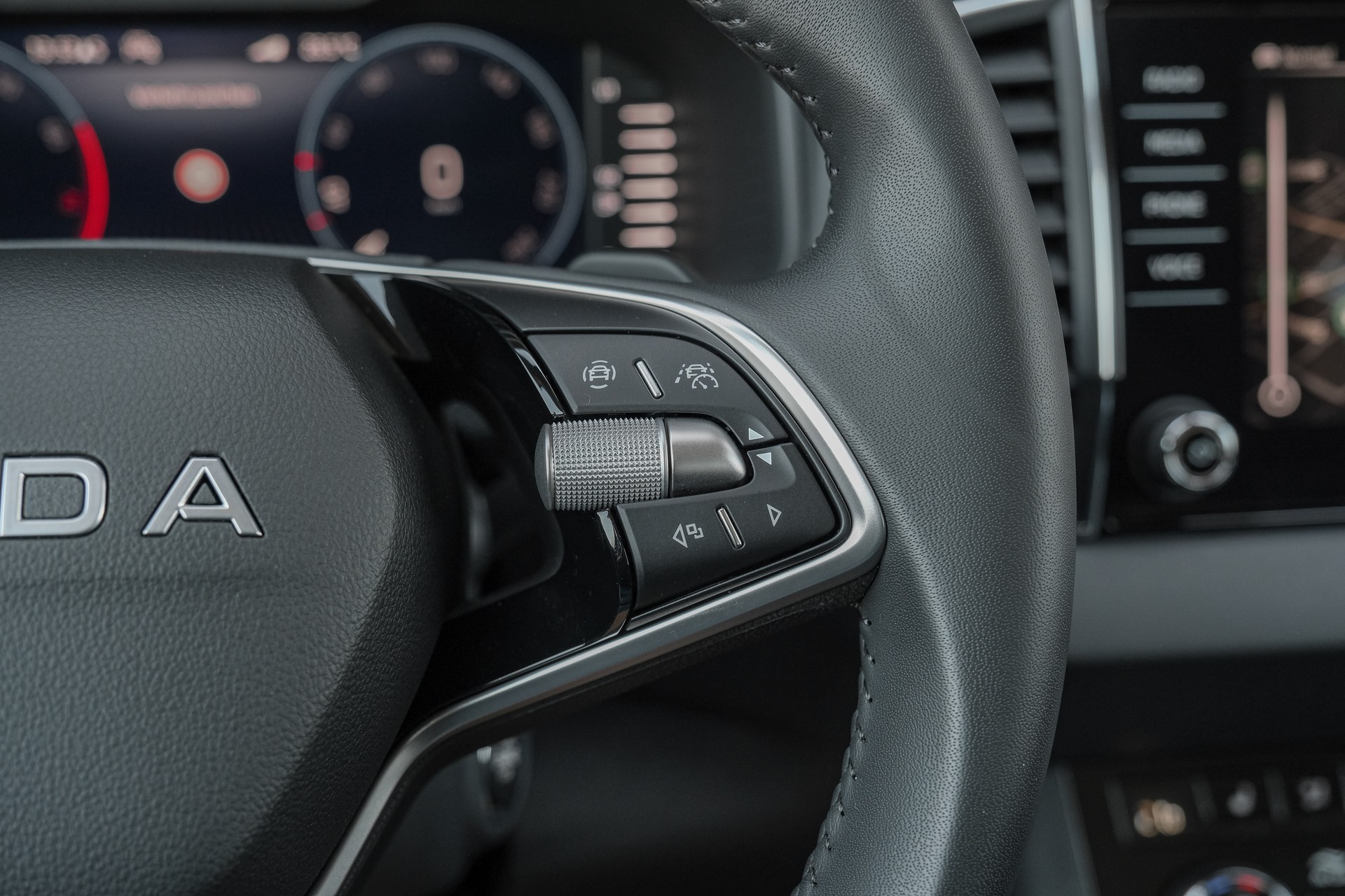 SKODA Karoq 1.5 TSI Top Selection DSG-image-20