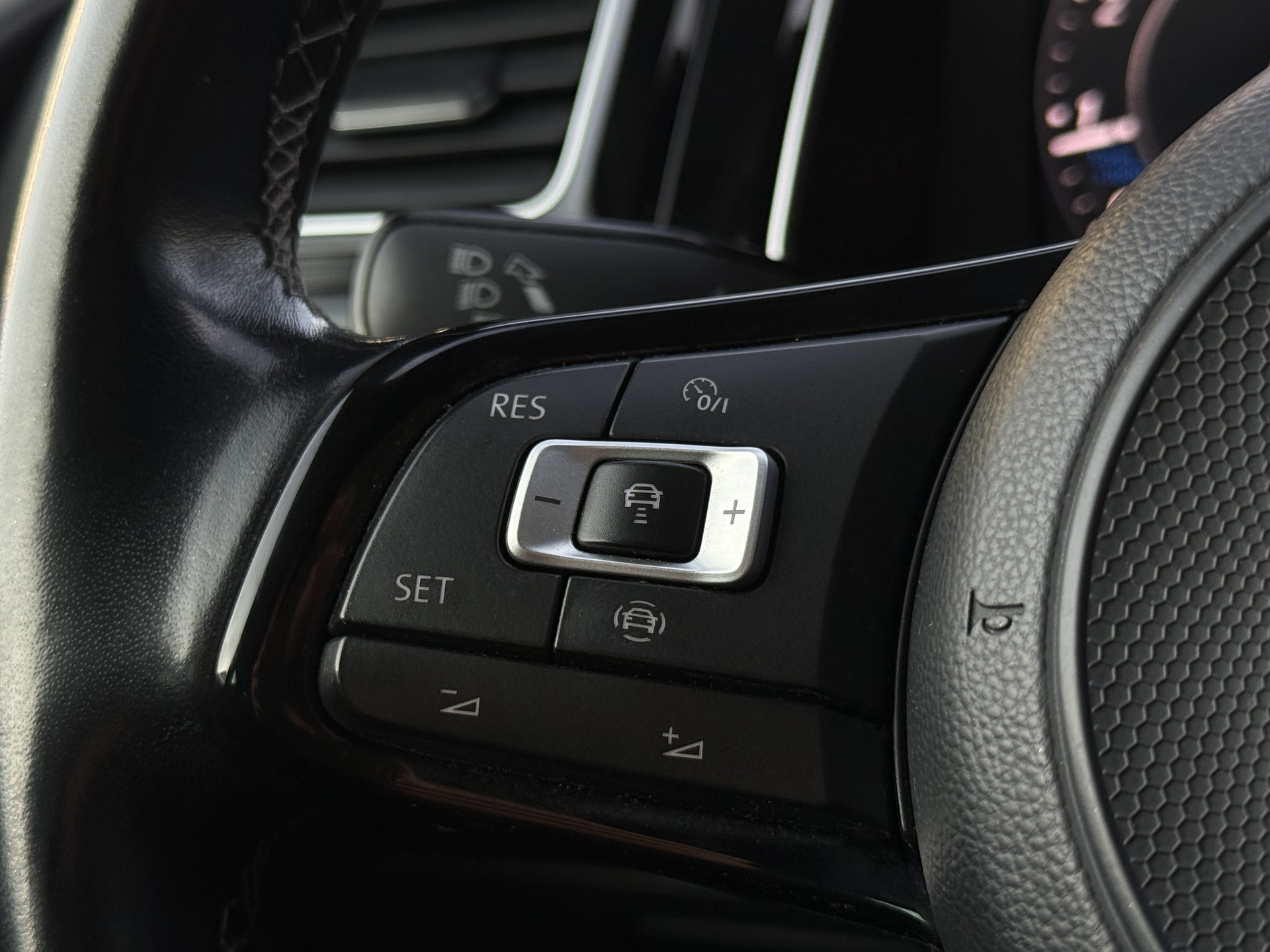VW Golf 2.0 TSI R 4Motion DSG / Frisch ab MFK / Digital Display-image-24