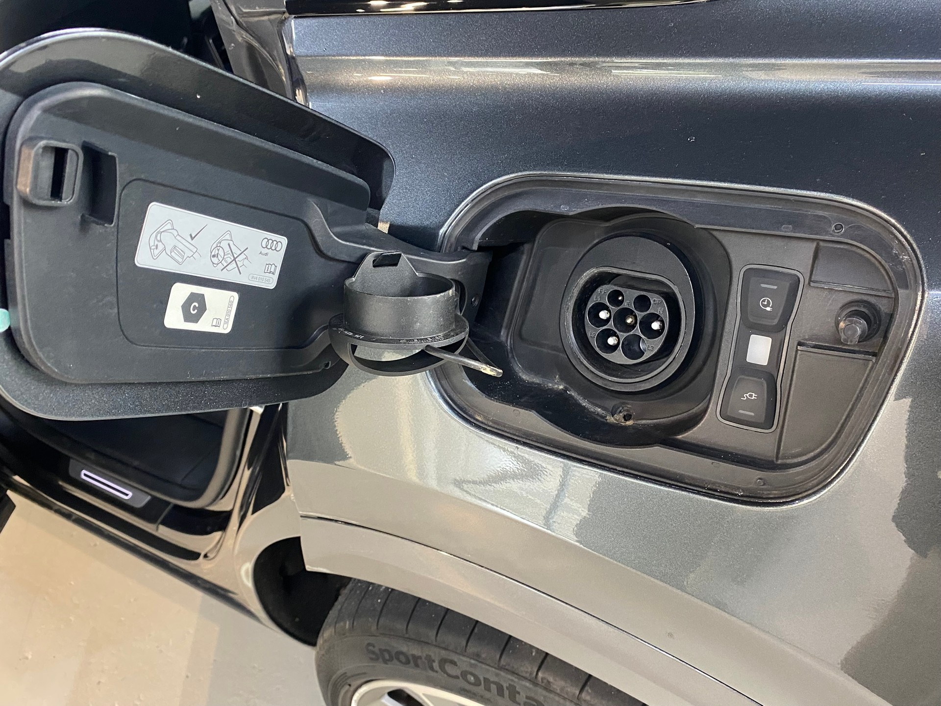 AUDI Q8 60 TFSI e quattro PHEV tiptronic-image-30