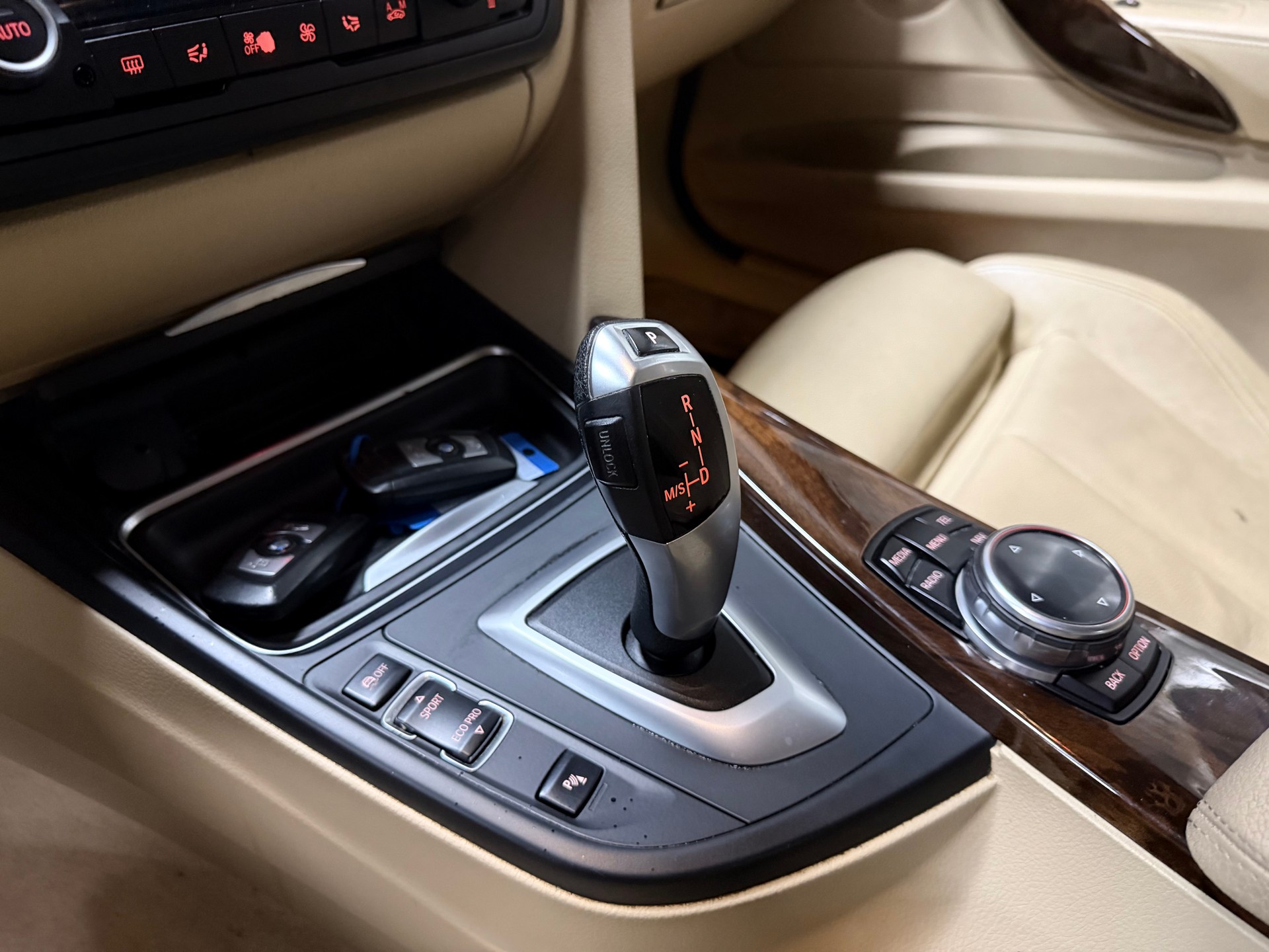 BMW 328i GT xDrive Luxury Line Steptronic-image-21