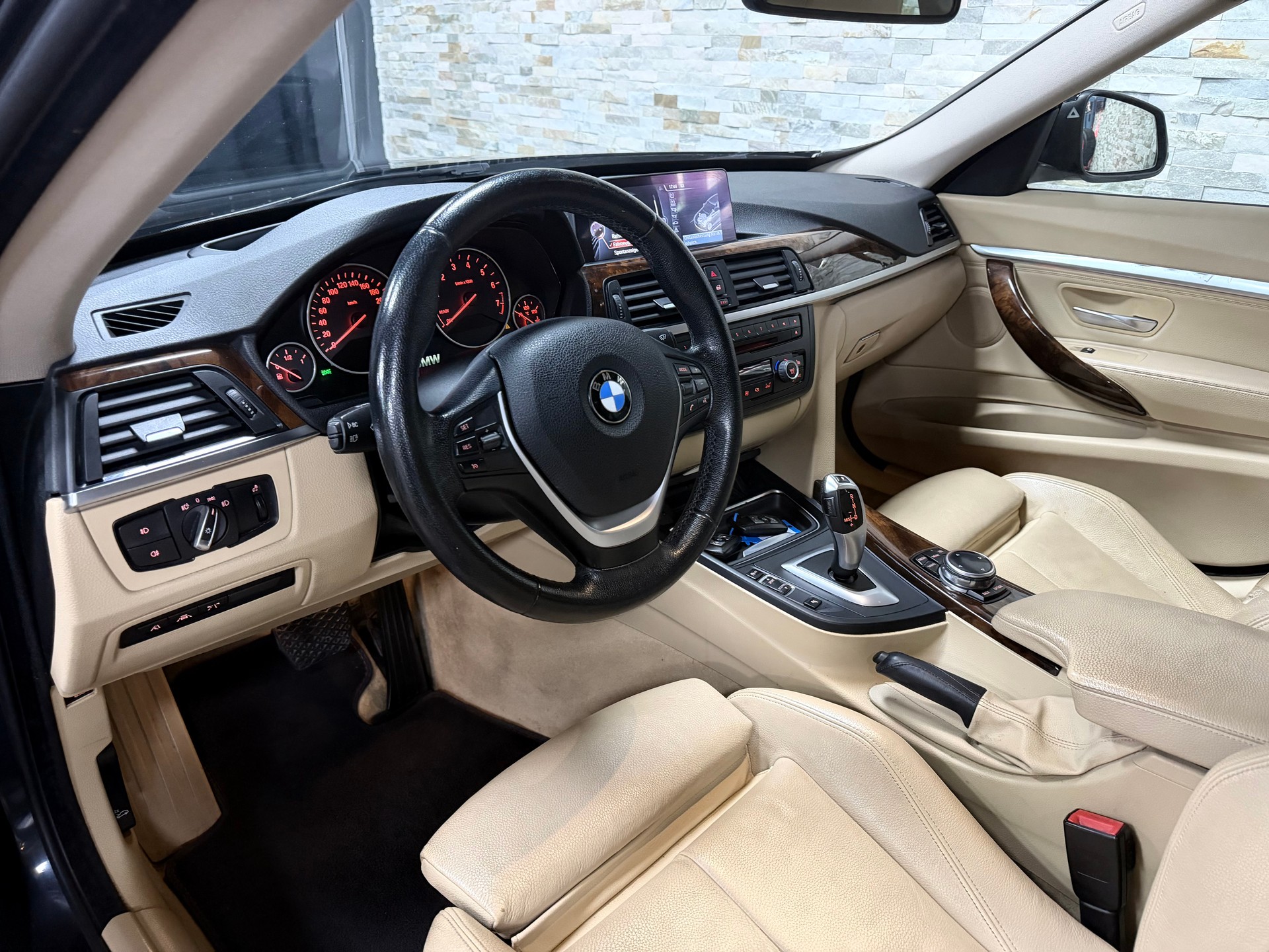 BMW 328i GT xDrive Luxury Line Steptronic-image-15