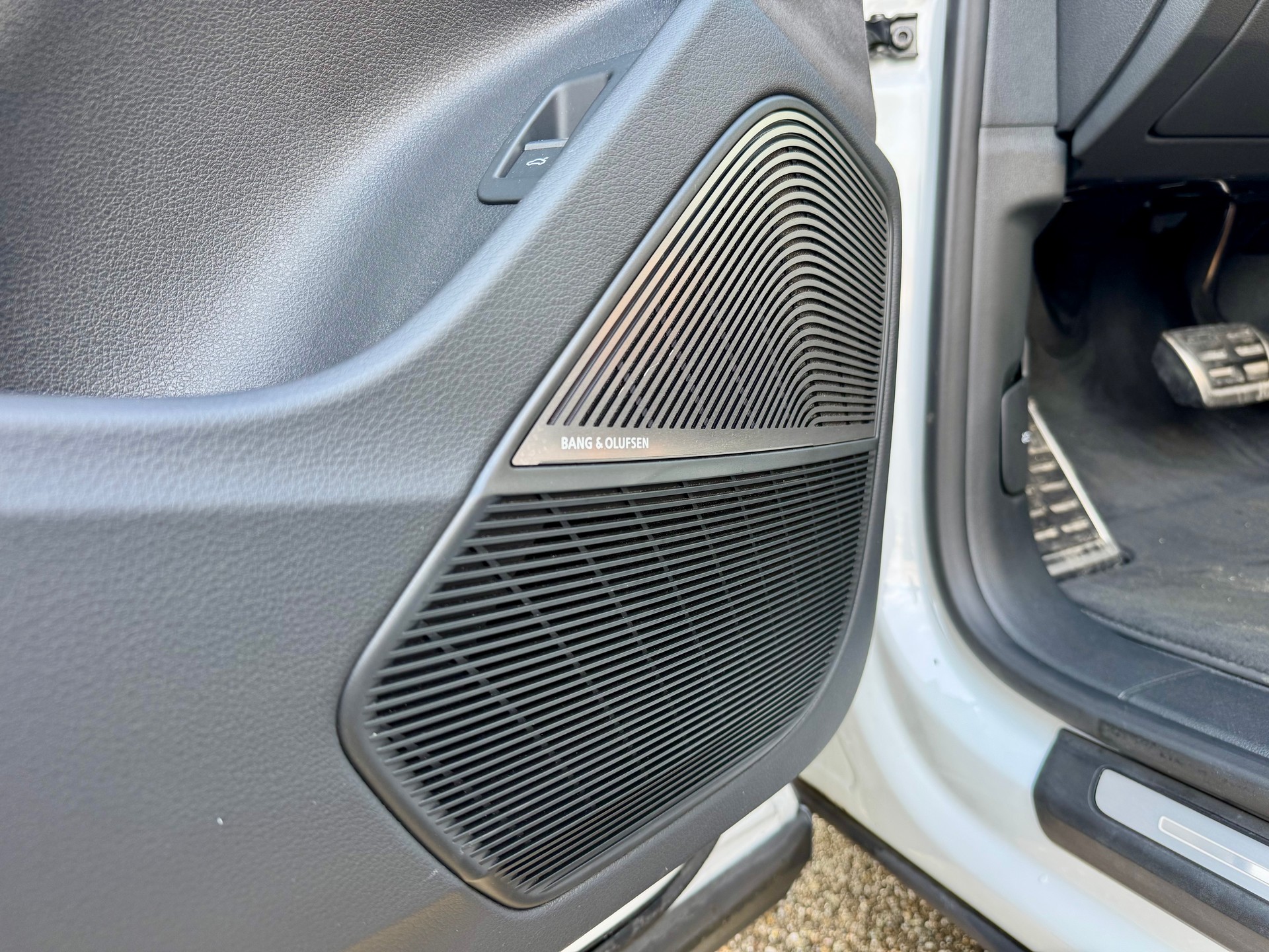 AUDI RSQ8 quattro tiptronic-image-12