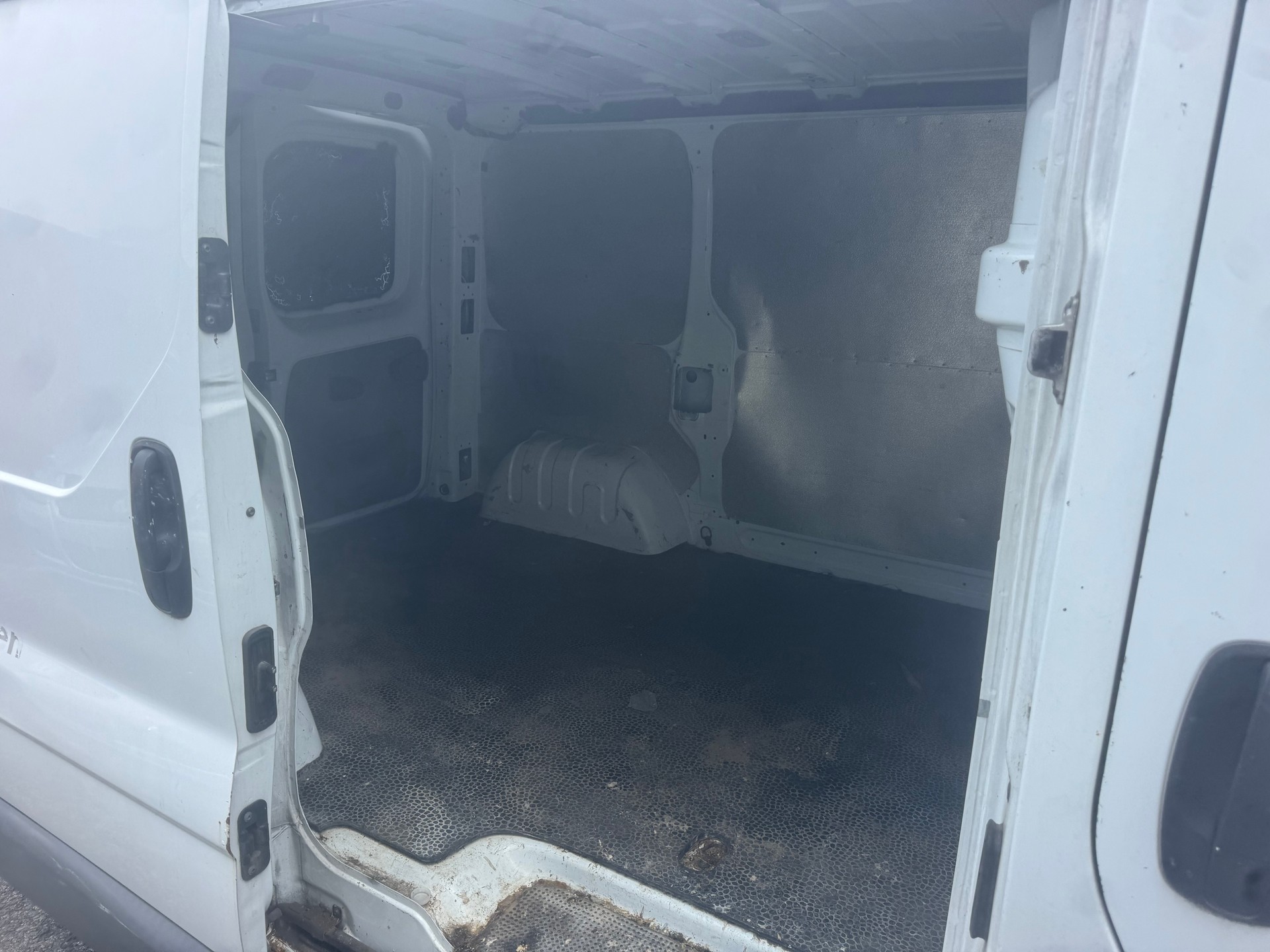 RENAULT Trafic 2.5 dCi 115 2.9t L1H1-image-9
