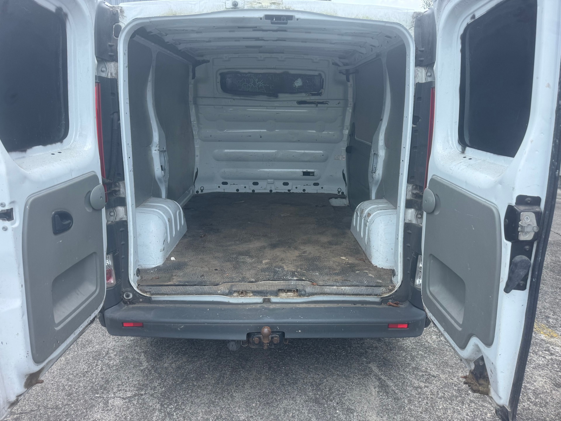 RENAULT Trafic 2.5 dCi 115 2.9t L1H1-image-8