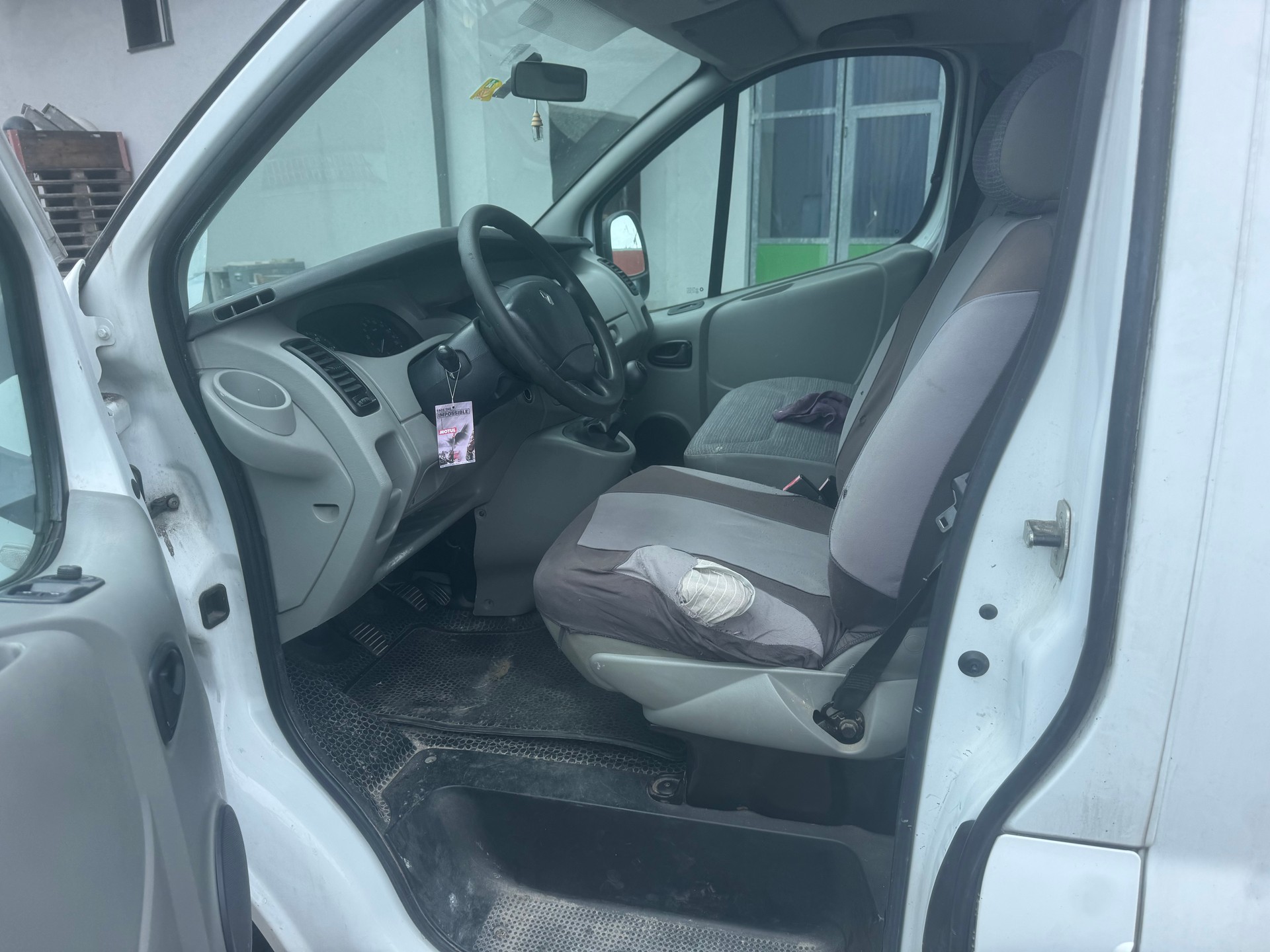 RENAULT Trafic 2.5 dCi 115 2.9t L1H1-image-7