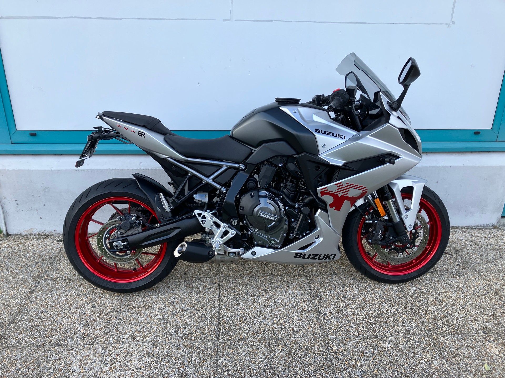 SUZUKI GSX 8 R