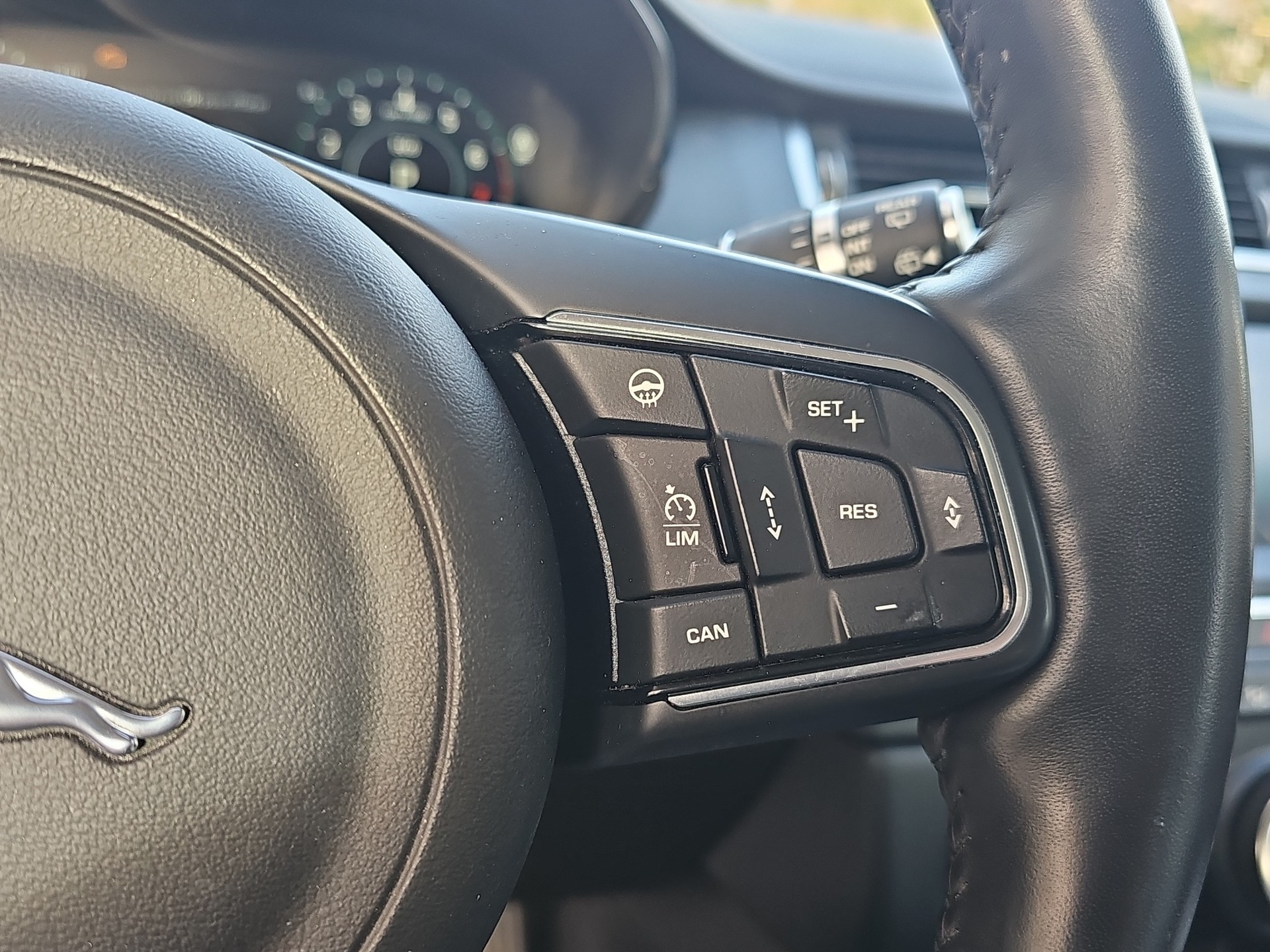 JAGUAR E-Pace 2.0 P250 HSE AWD Automatik-image-17