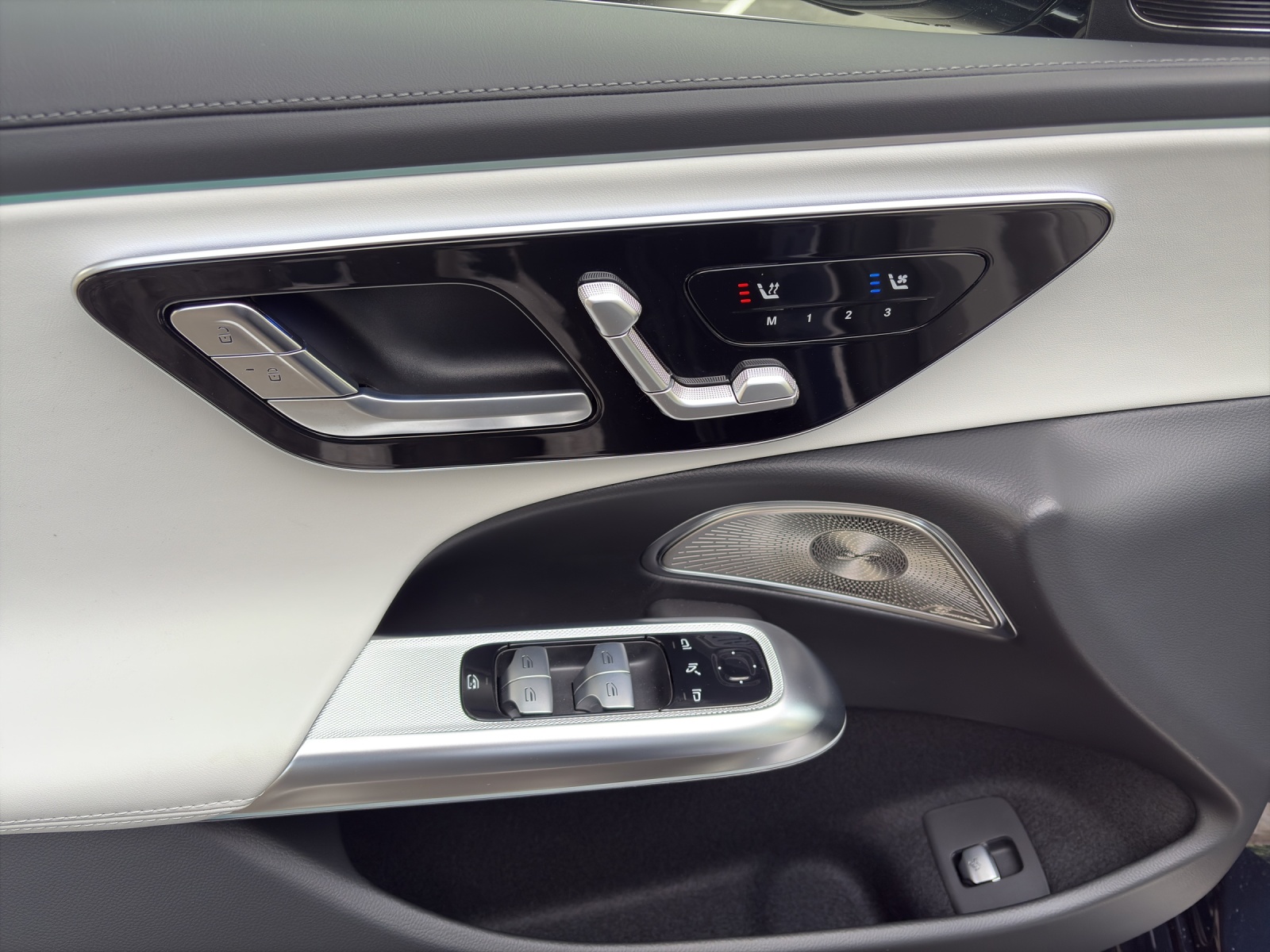 MERCEDES-BENZ E 300 de T 4Matic EQ Hybrid 9G-Tronic-image-13