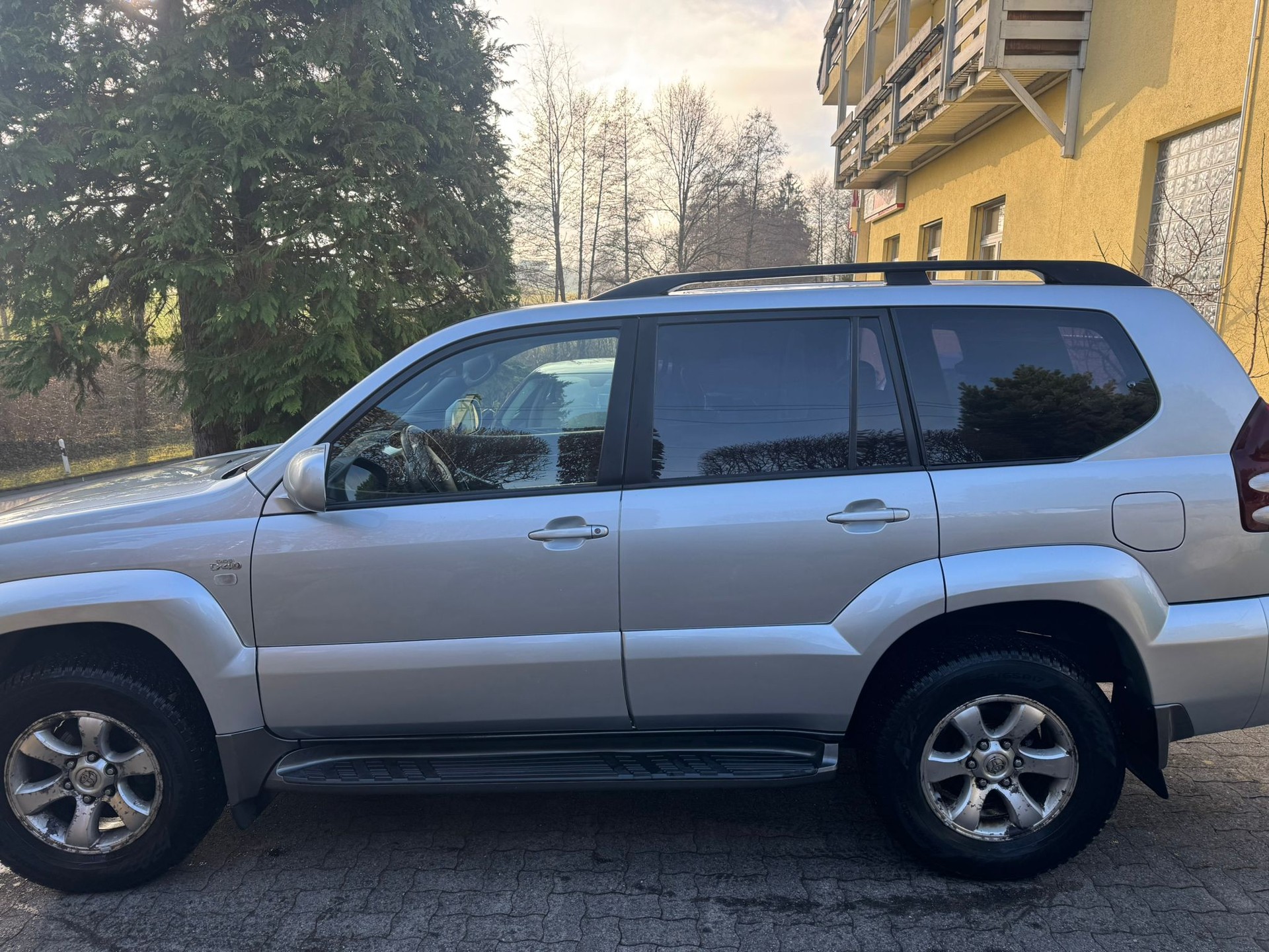 TOYOTA Land Cruiser KDJ120-image-3