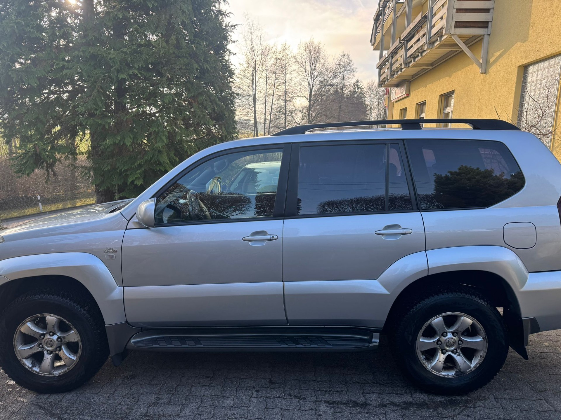 TOYOTA Land Cruiser KDJ120-image-2