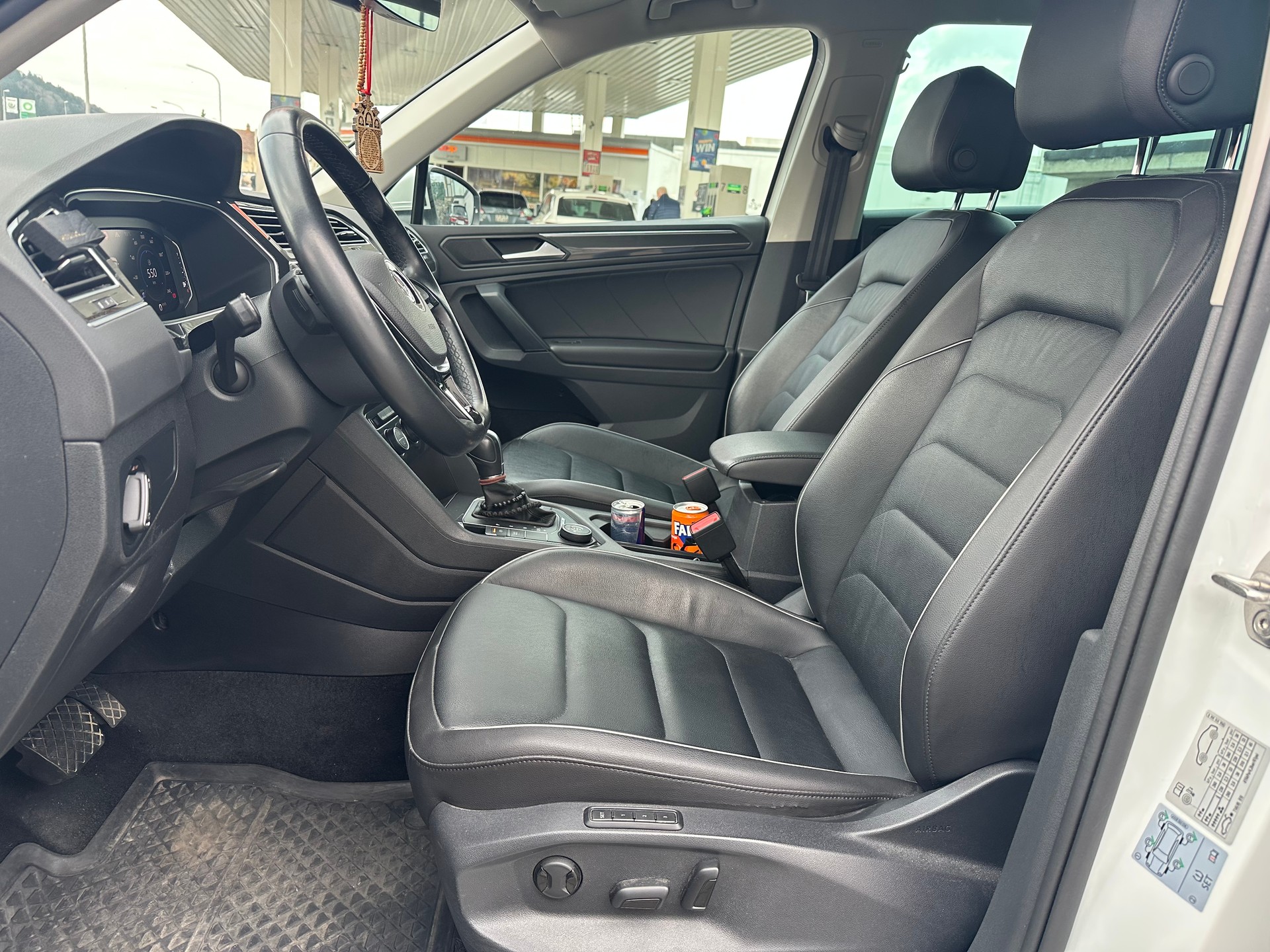 VW Tiguan 2.0 TDI SCR Highline 4Motion-image-5