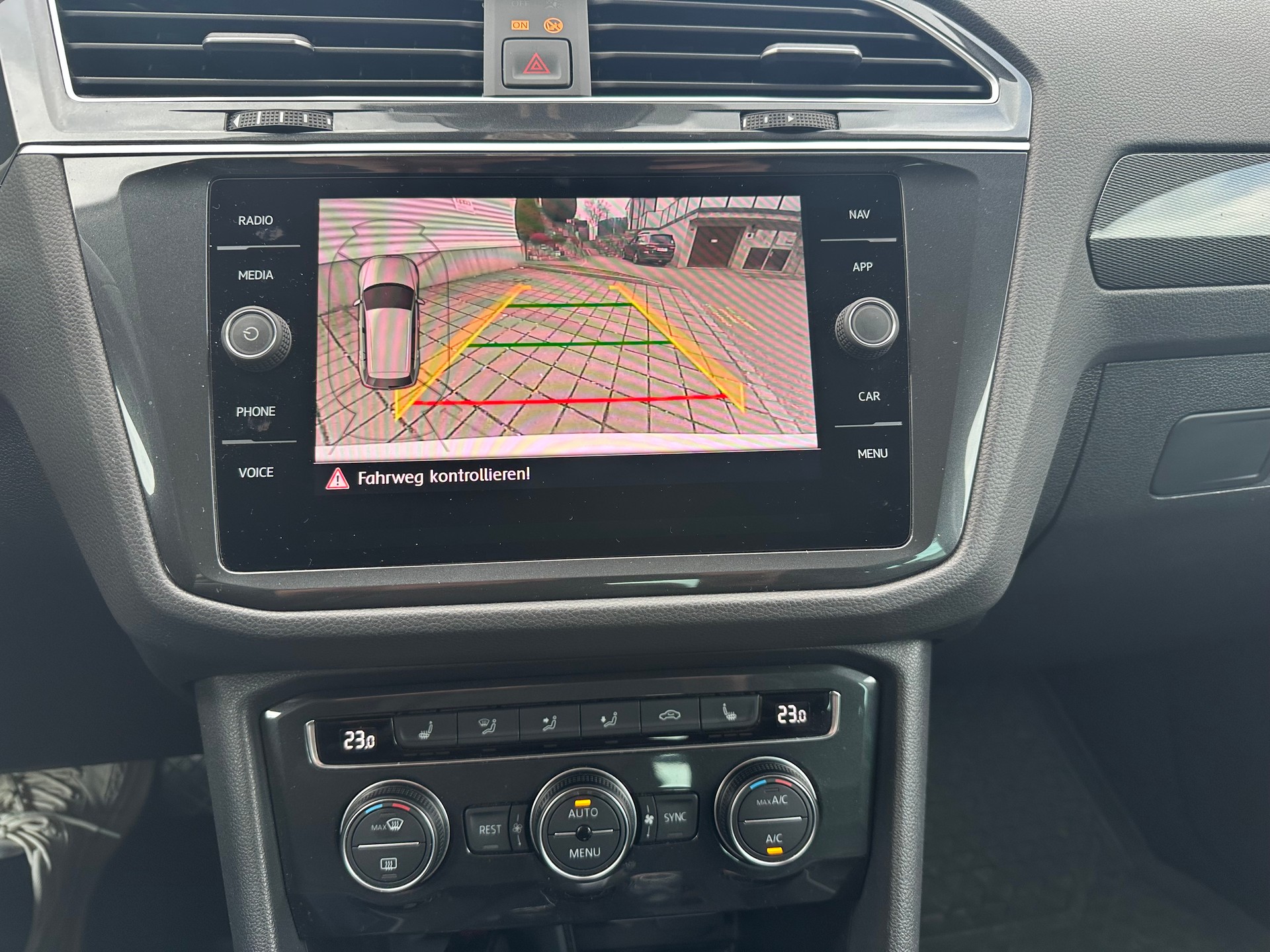 VW Tiguan 2.0 TDI SCR Highline 4Motion-image-9