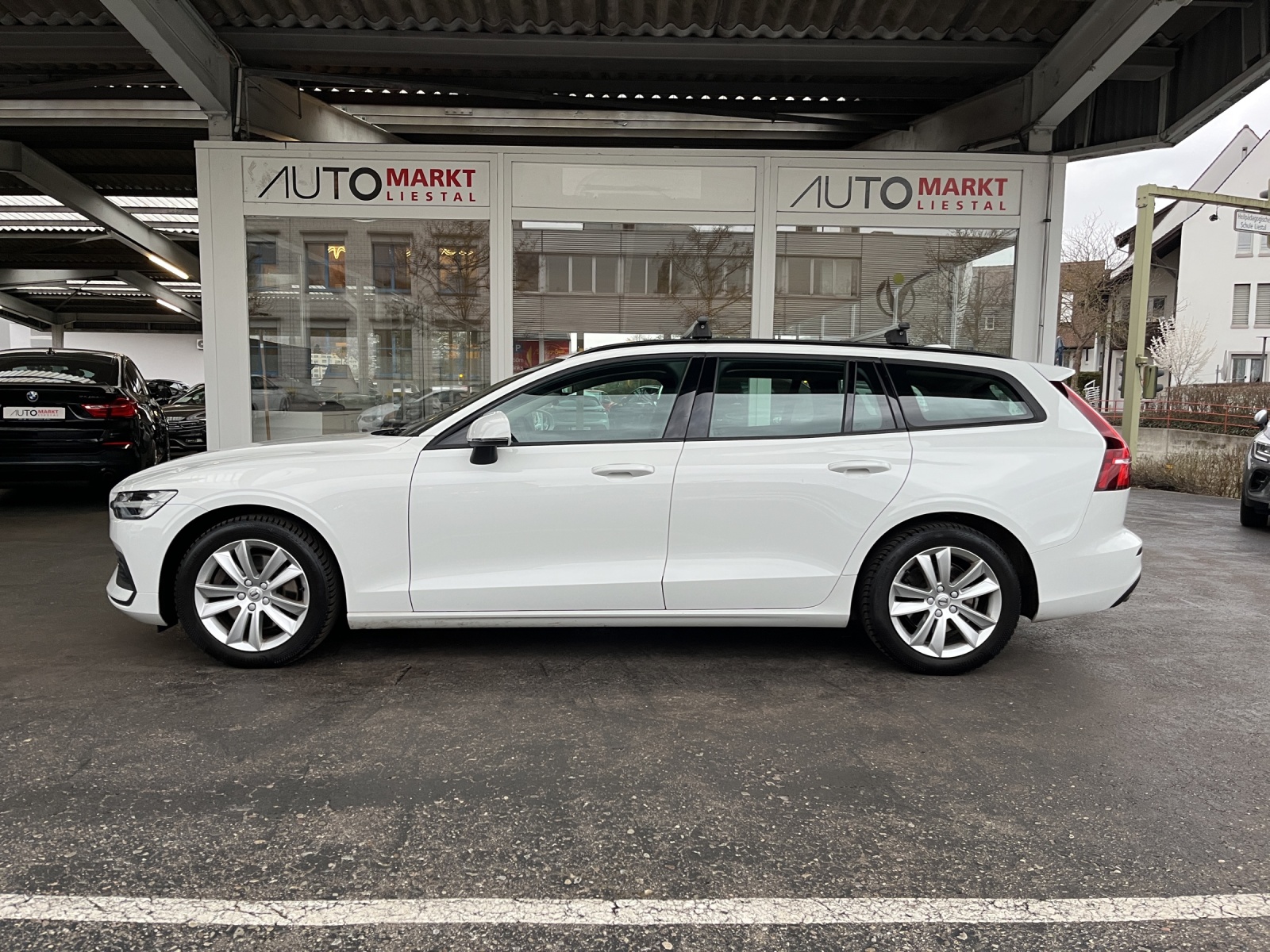 VOLVO V60 B3 Benzin Mild Hybrid Momentum Light Geartronic-image-2