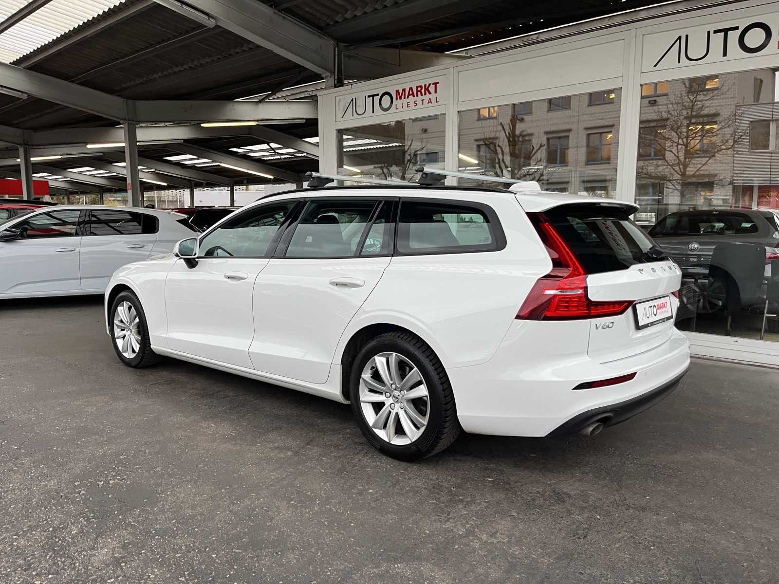 VOLVO V60 B3 Benzin Mild Hybrid Momentum Light Geartronic-image-1