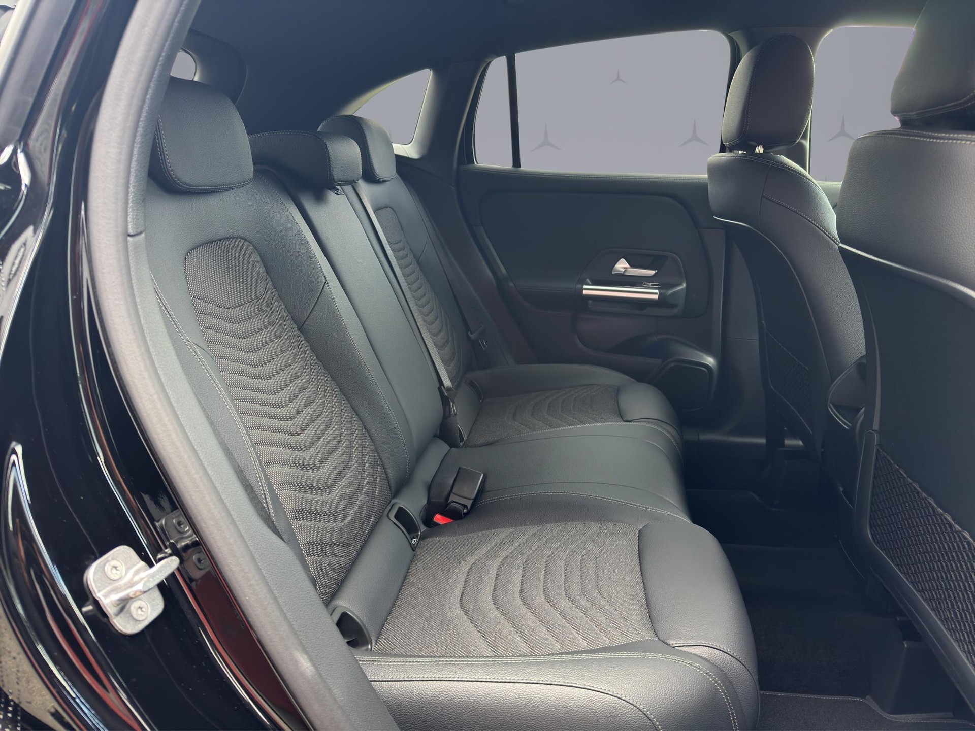 MERCEDES-BENZ GLA 200 Night Star-image-17