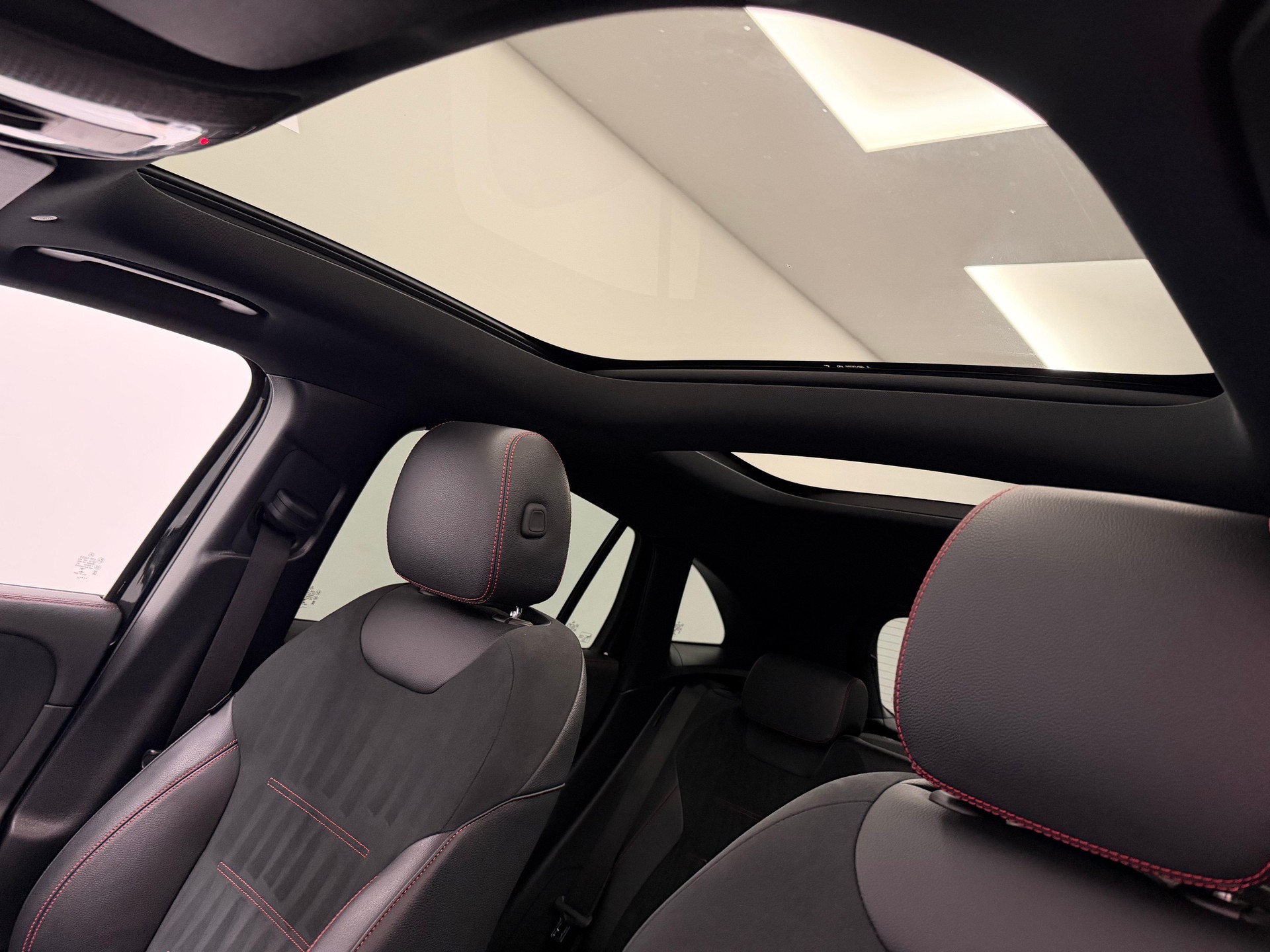 MERCEDES-BENZ GLA 250 AMG Line 4matic-image-13
