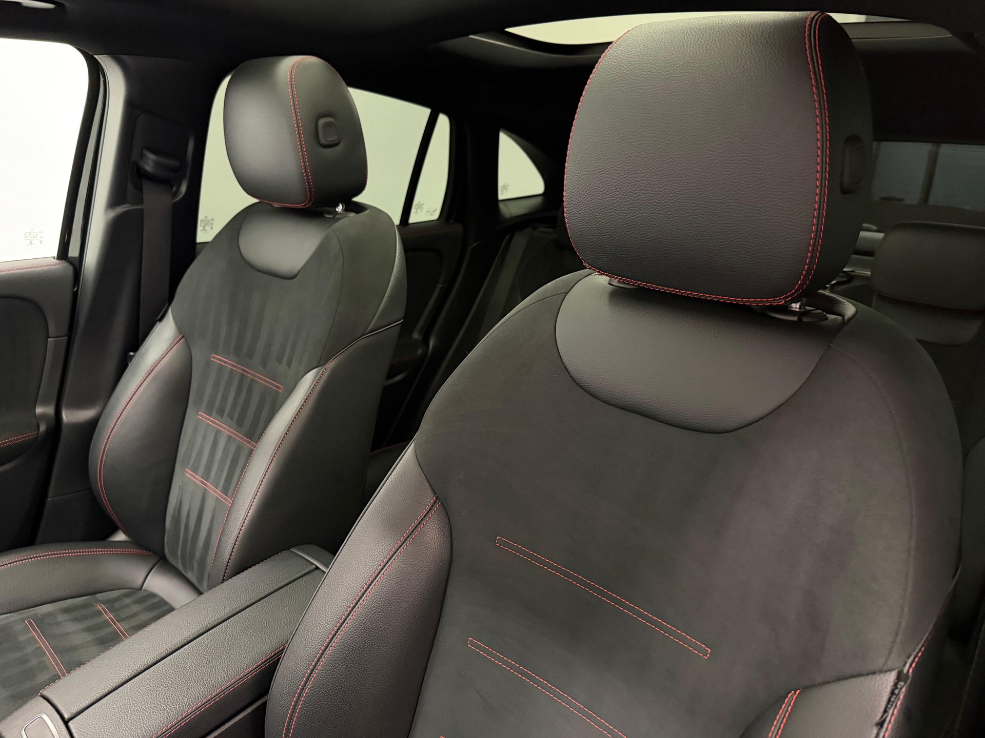 MERCEDES-BENZ GLA 250 AMG Line 4matic-image-12