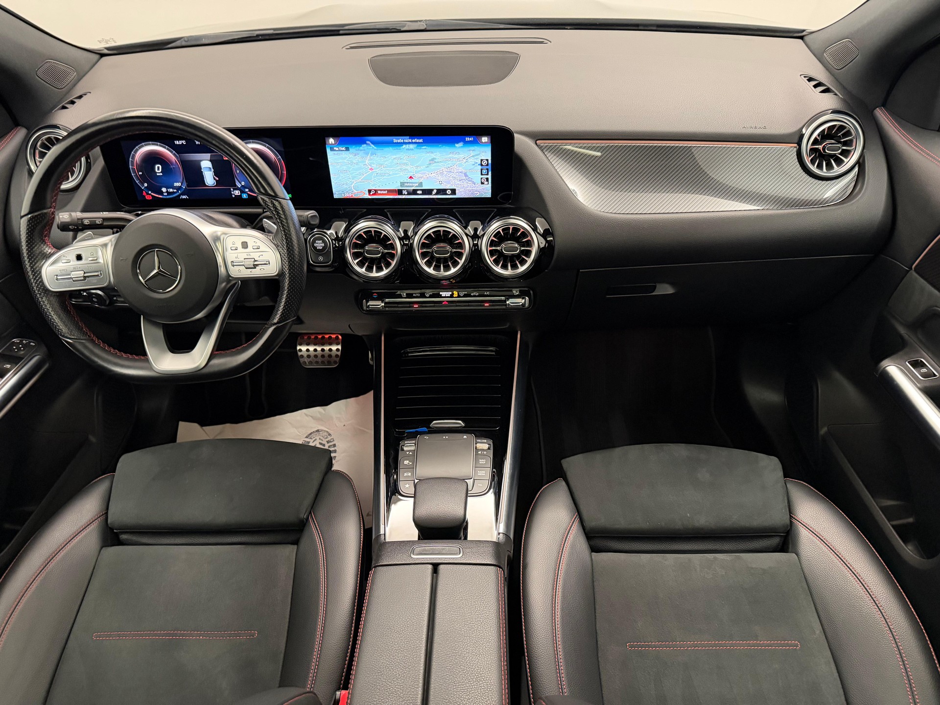 MERCEDES-BENZ GLA 250 AMG Line 4matic-image-14