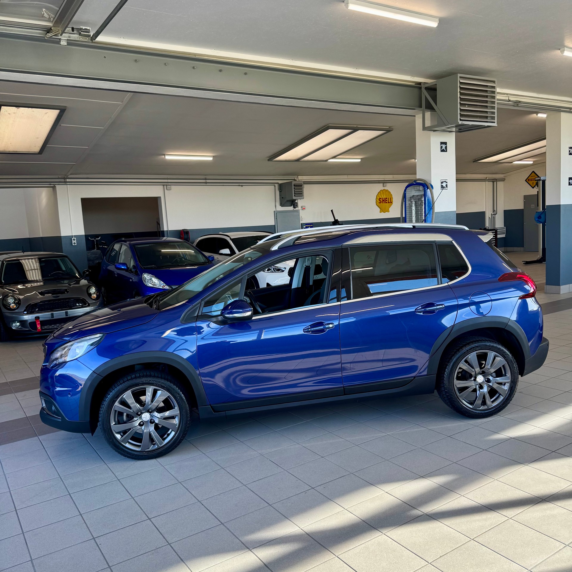 PEUGEOT 2008 1.2 PureTech Allure EAT6-showroom-element-2