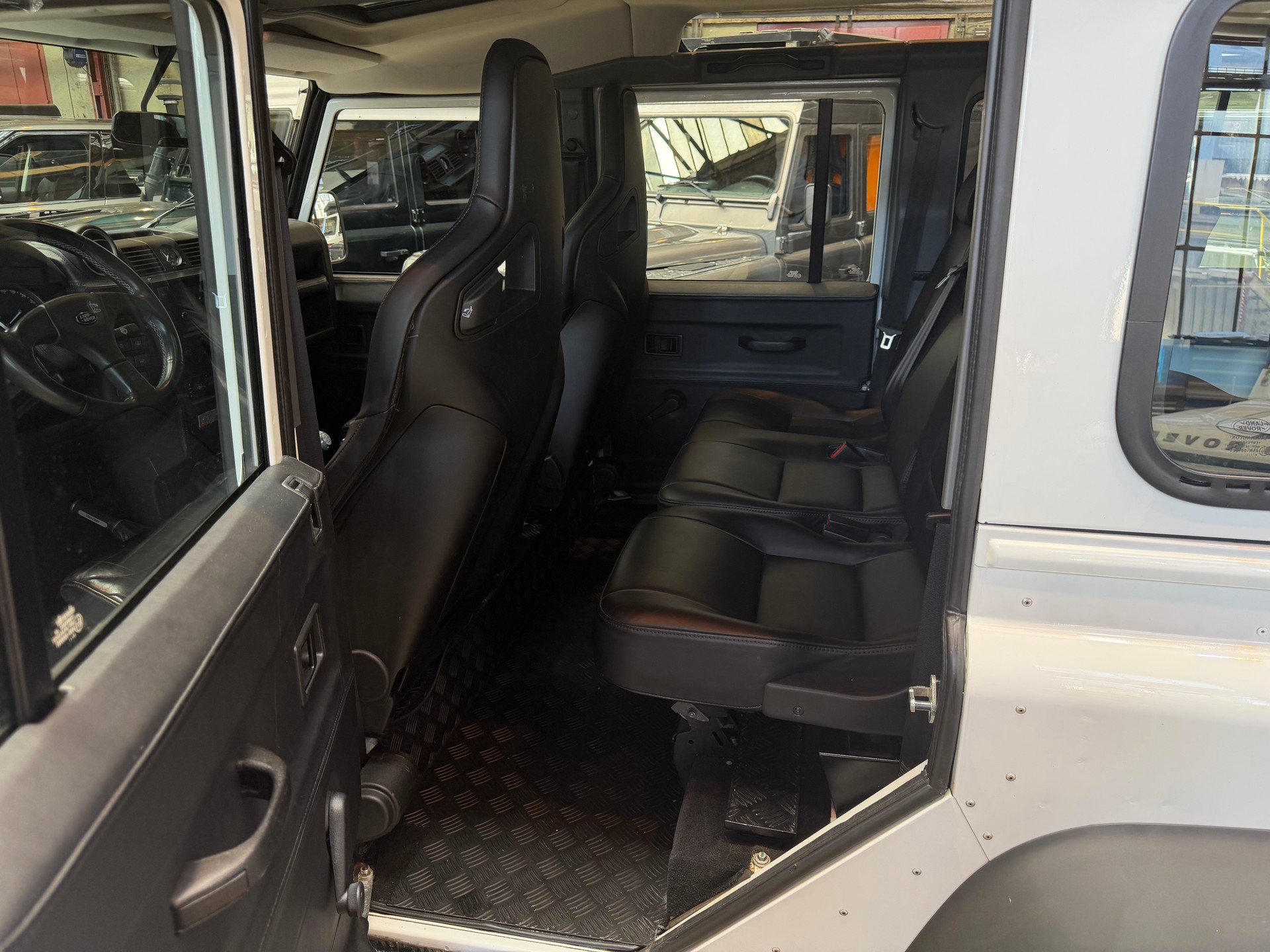 LAND ROVER Defender 110 2.2 TD4 Station Wagon Legend-image-6