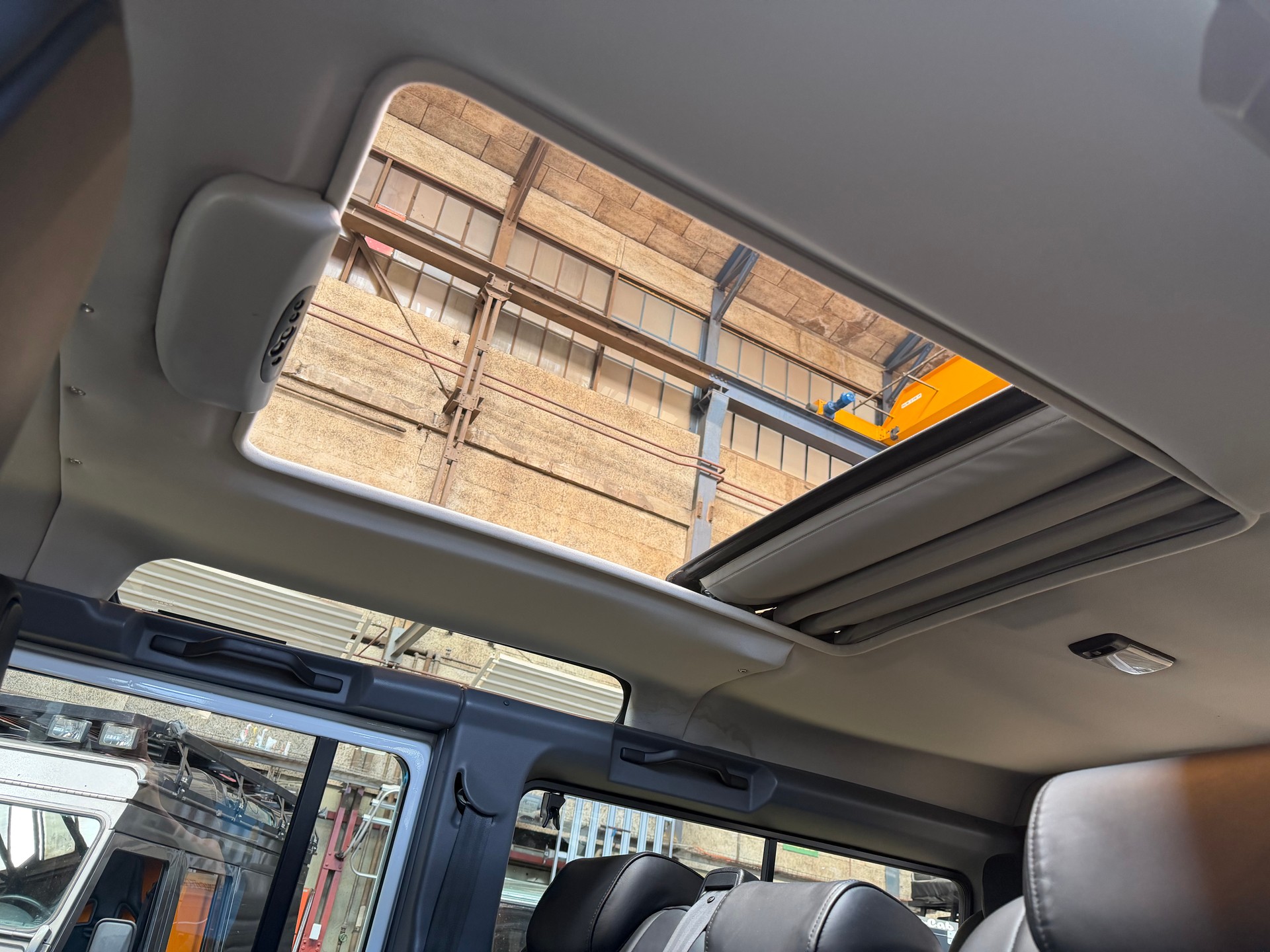 LAND ROVER Defender 110 2.2 TD4 Station Wagon Legend-image-3