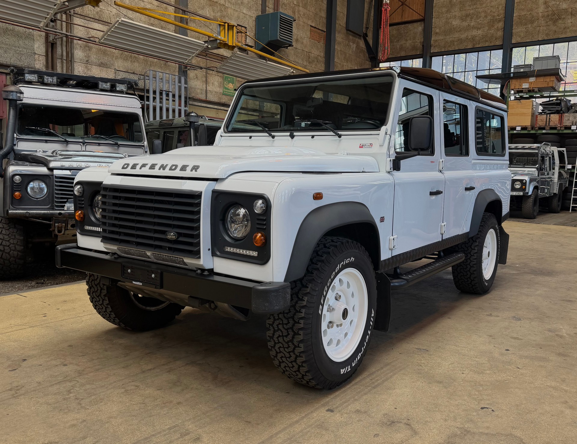 LAND ROVER Defender 110 2.2 TD4 Station Wagon Legend-image-0