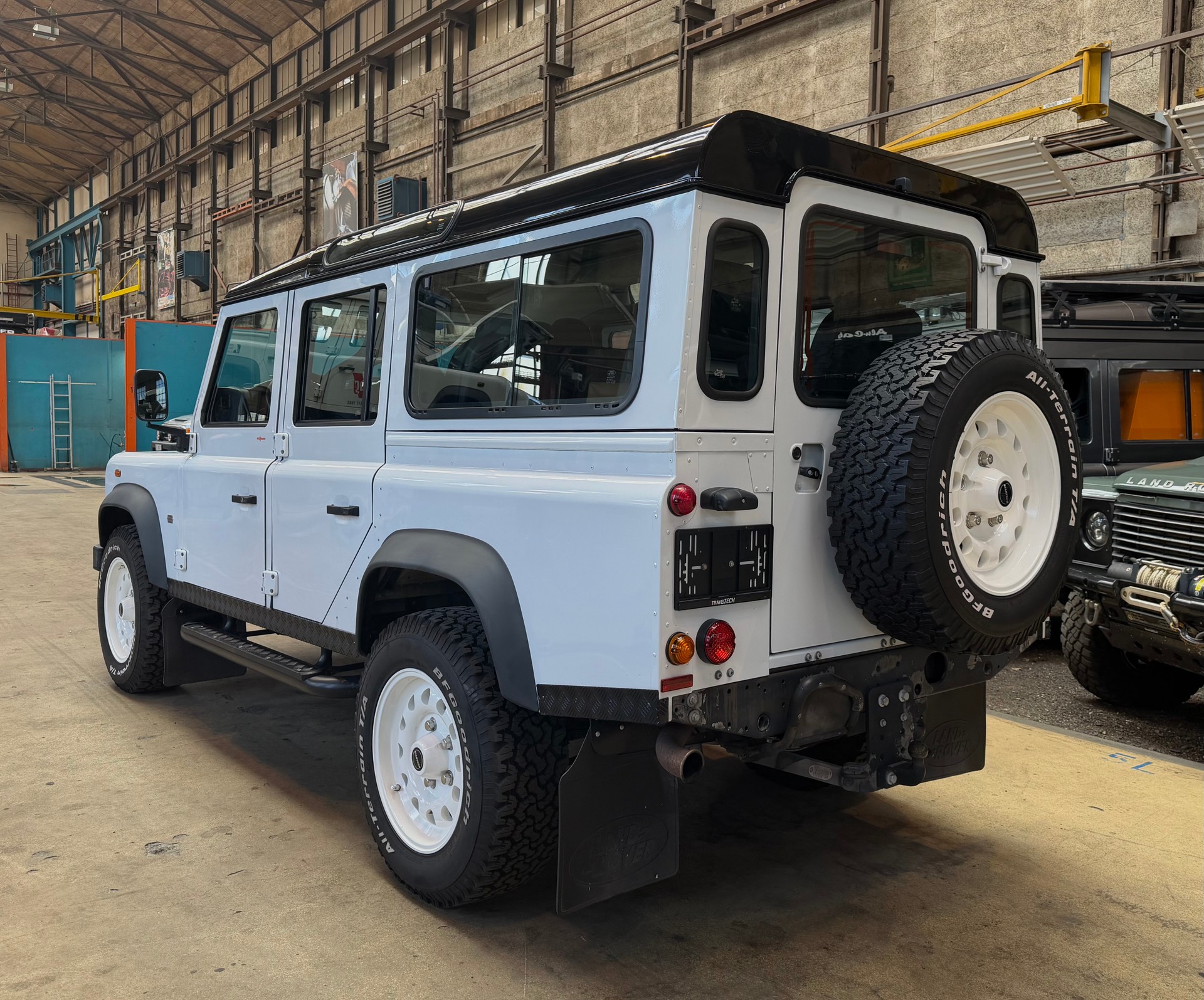 LAND ROVER Defender 110 2.2 TD4 Station Wagon Legend-image-1