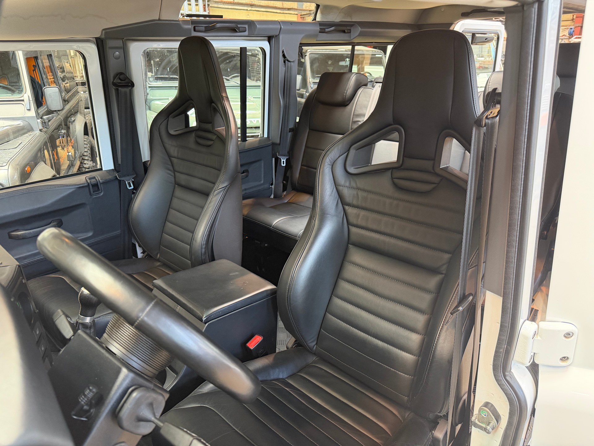 LAND ROVER Defender 110 2.2 TD4 Station Wagon Legend-image-2
