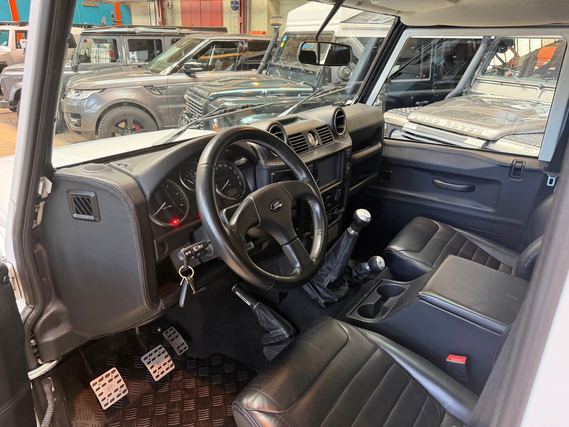 LAND ROVER Defender 110 2.2 TD4 Station Wagon Legend-image-4