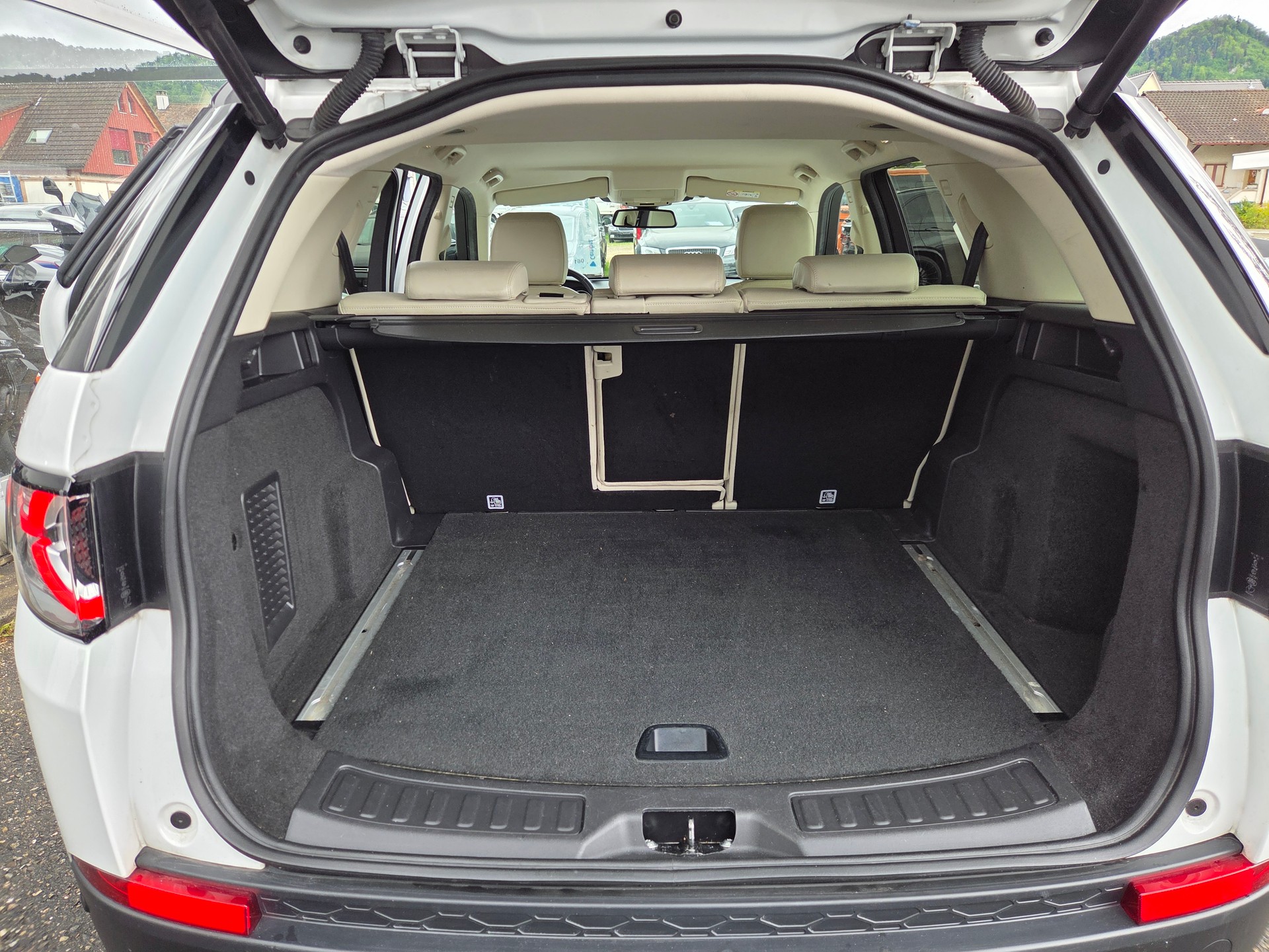 LAND ROVER Discovery Sport 2.0 TD4 HSE Luxury AT9-image-15