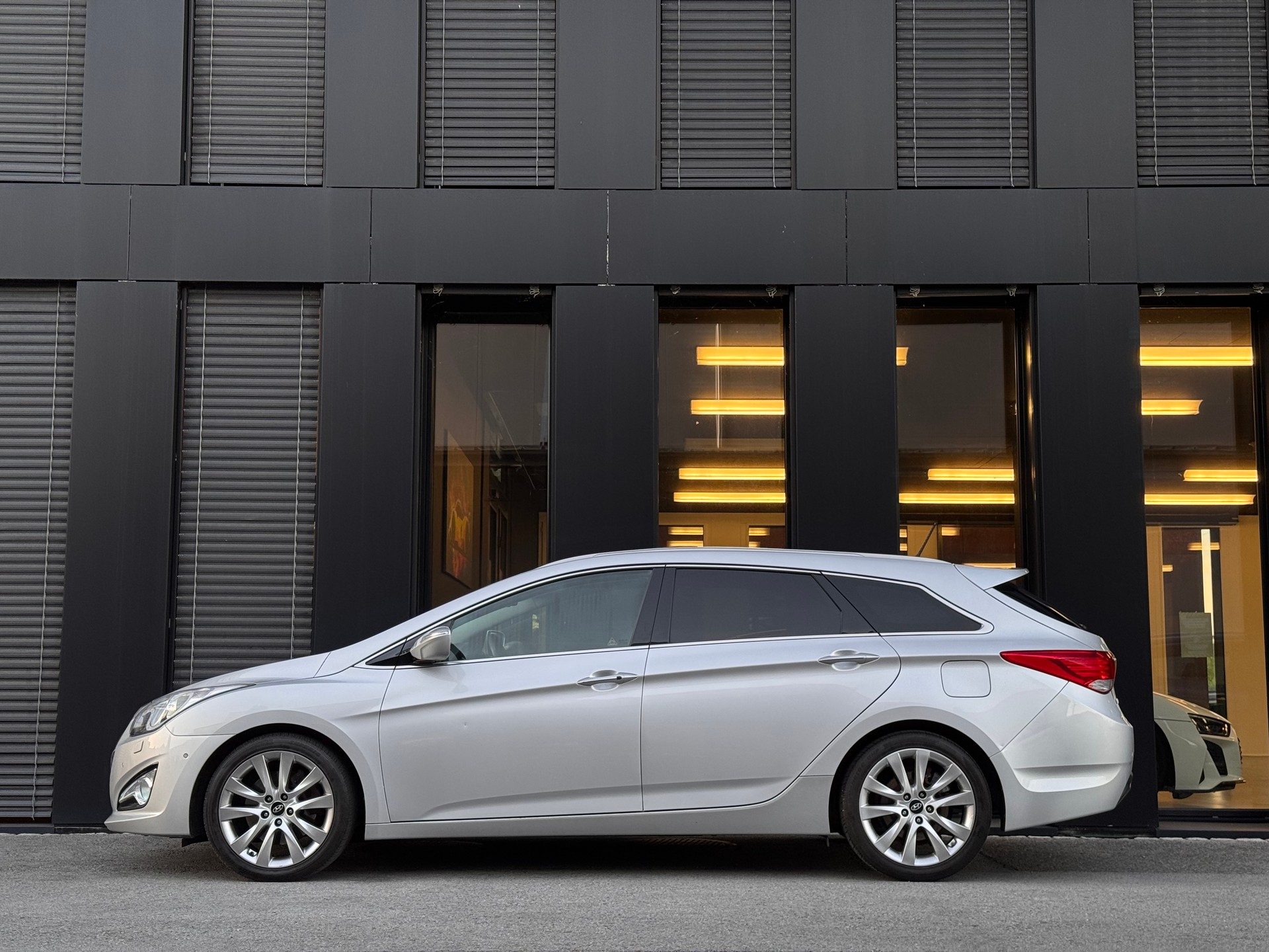HYUNDAI i40 Wagon 1.7 CRDI Premium Automatic-image-3
