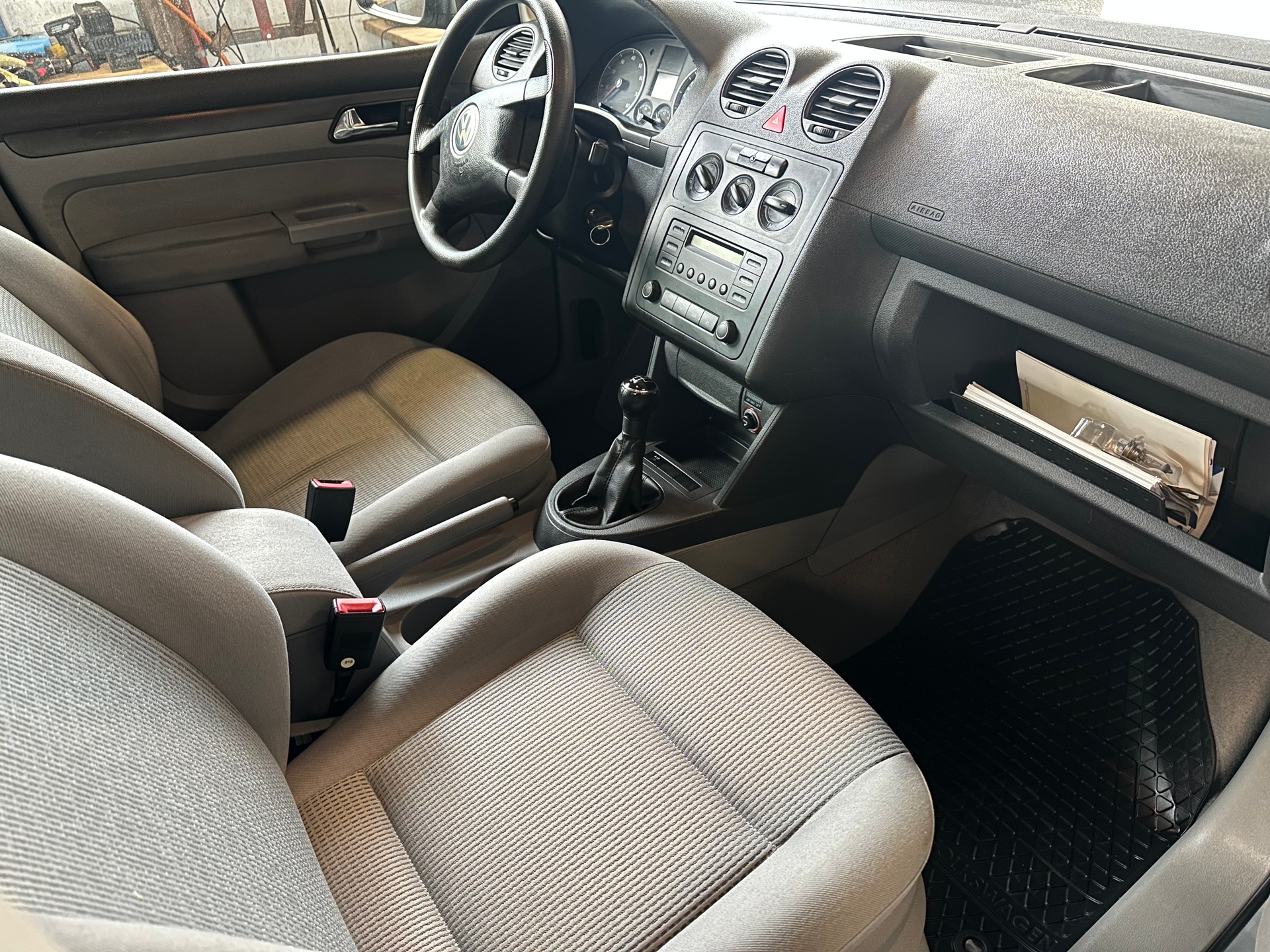 VW Caddy 1.6-image-10