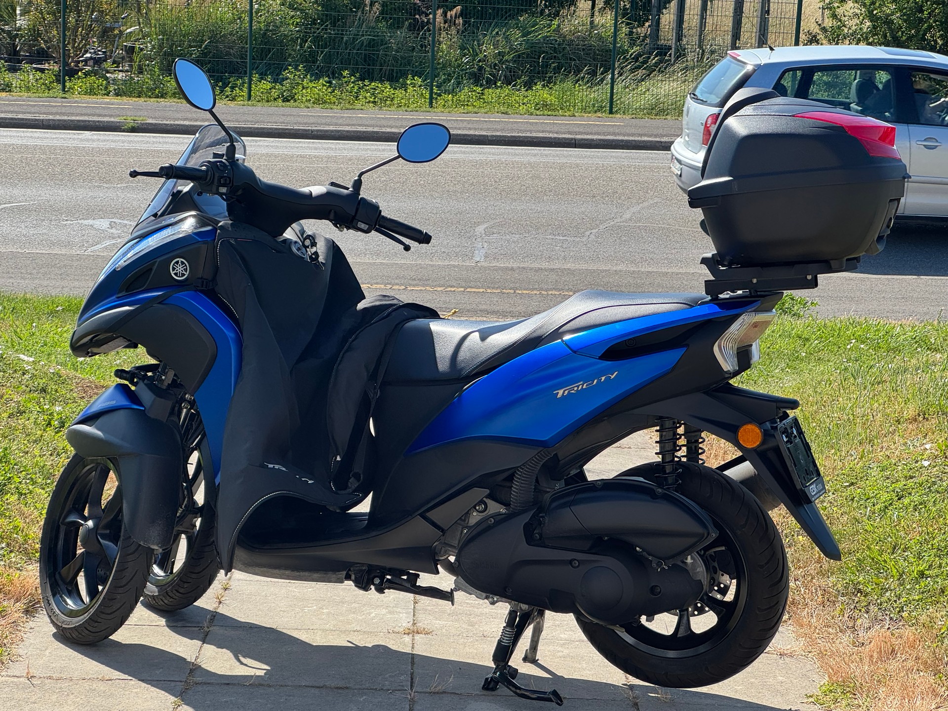 YAMAHA Tricity MW 125-showroom-element-3