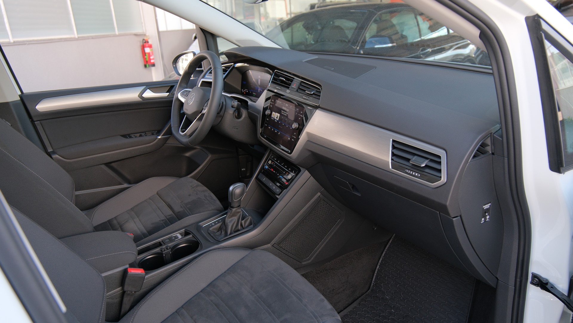 VW Touran 1.5 TSI EVO Comfortline United R Line DSG-image-12