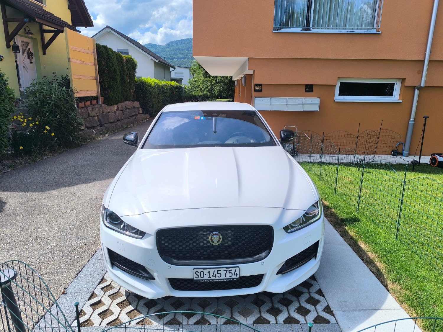 JAGUAR XE-image-1