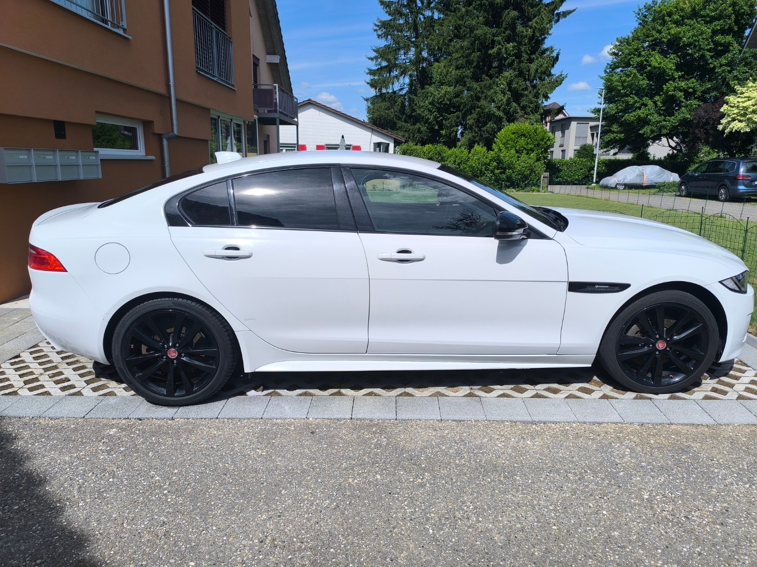 JAGUAR XE-image-0