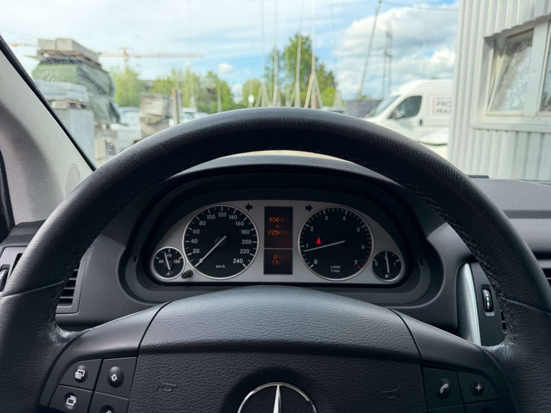 MERCEDES-BENZ B 200-image-11