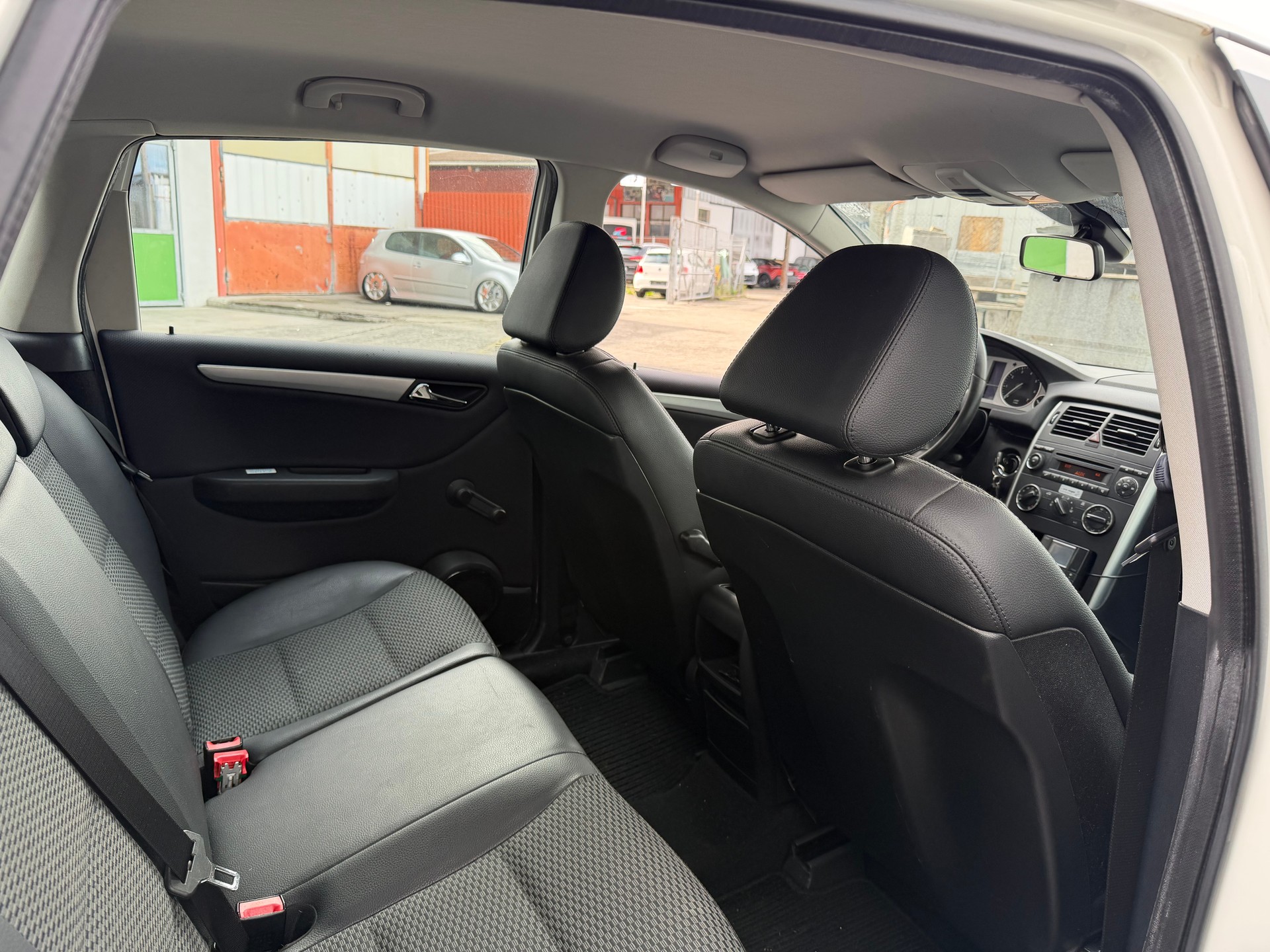 MERCEDES-BENZ B 200-image-6