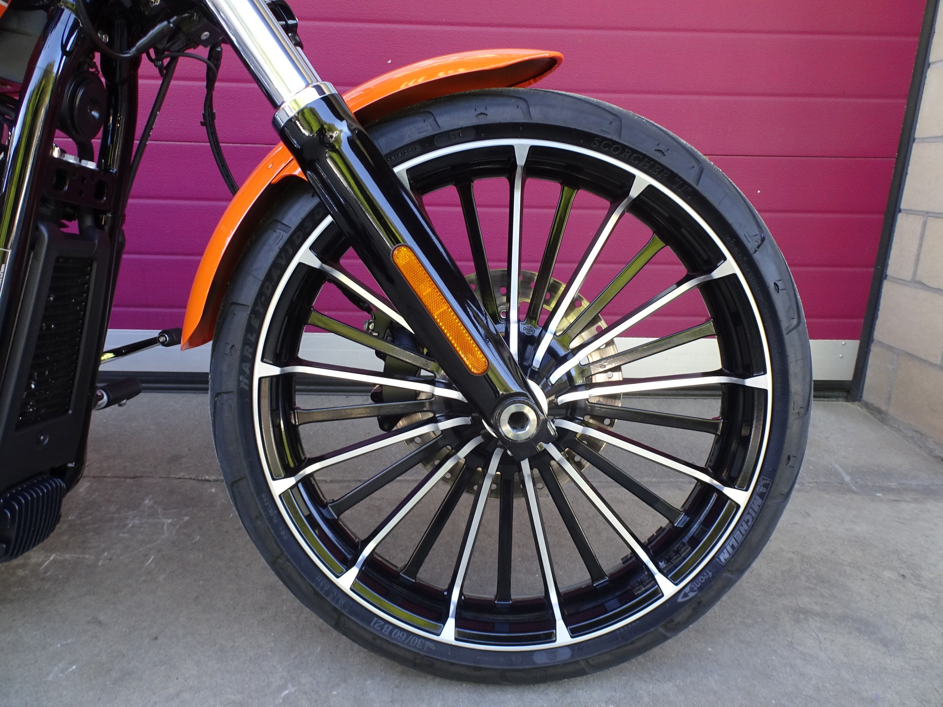 HARLEY-DAVIDSON FXBR Breakout 117-showroom-element-1