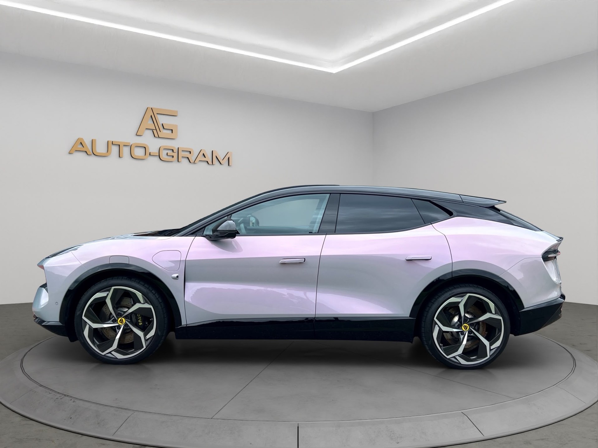 LOTUS Eletre 112kWh R-showroom-element-3
