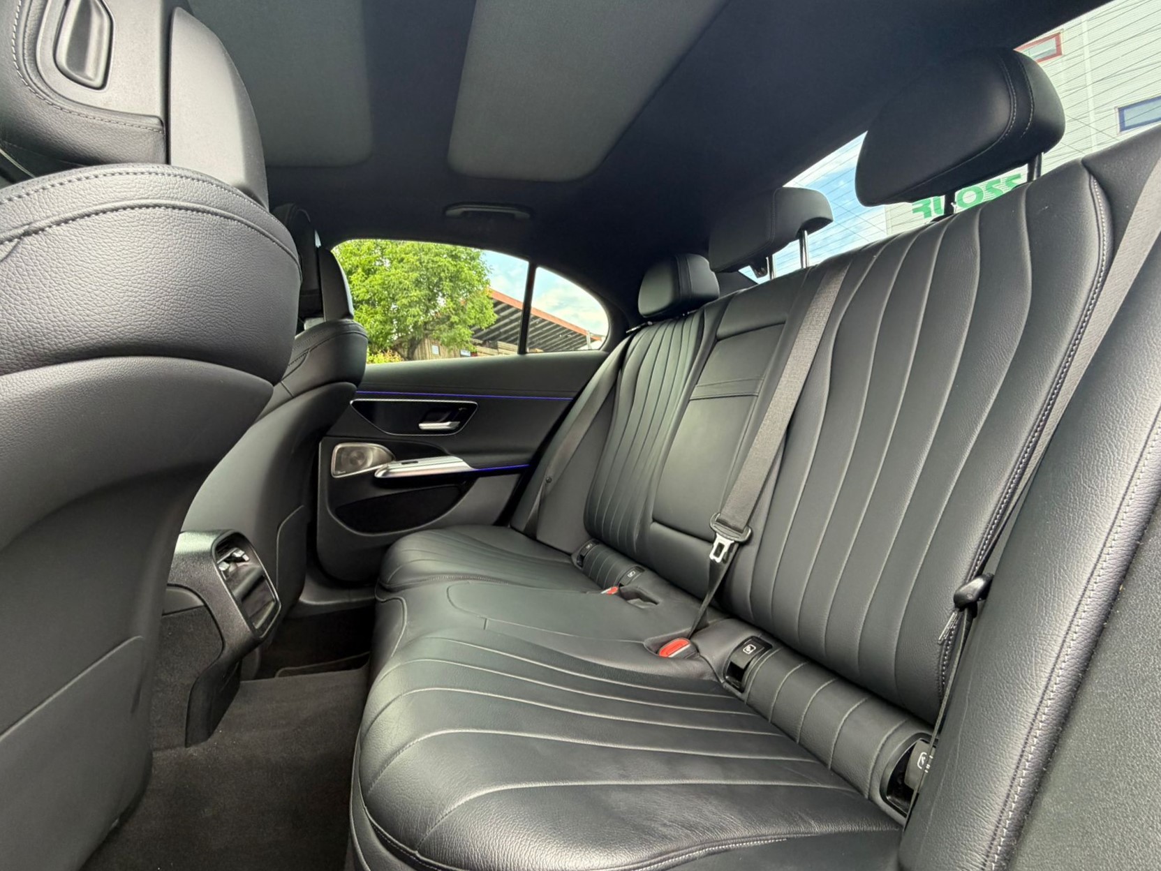 MERCEDES-BENZ E 200 9G-Tronic 4Matic Black&Chrome Edition-image-6
