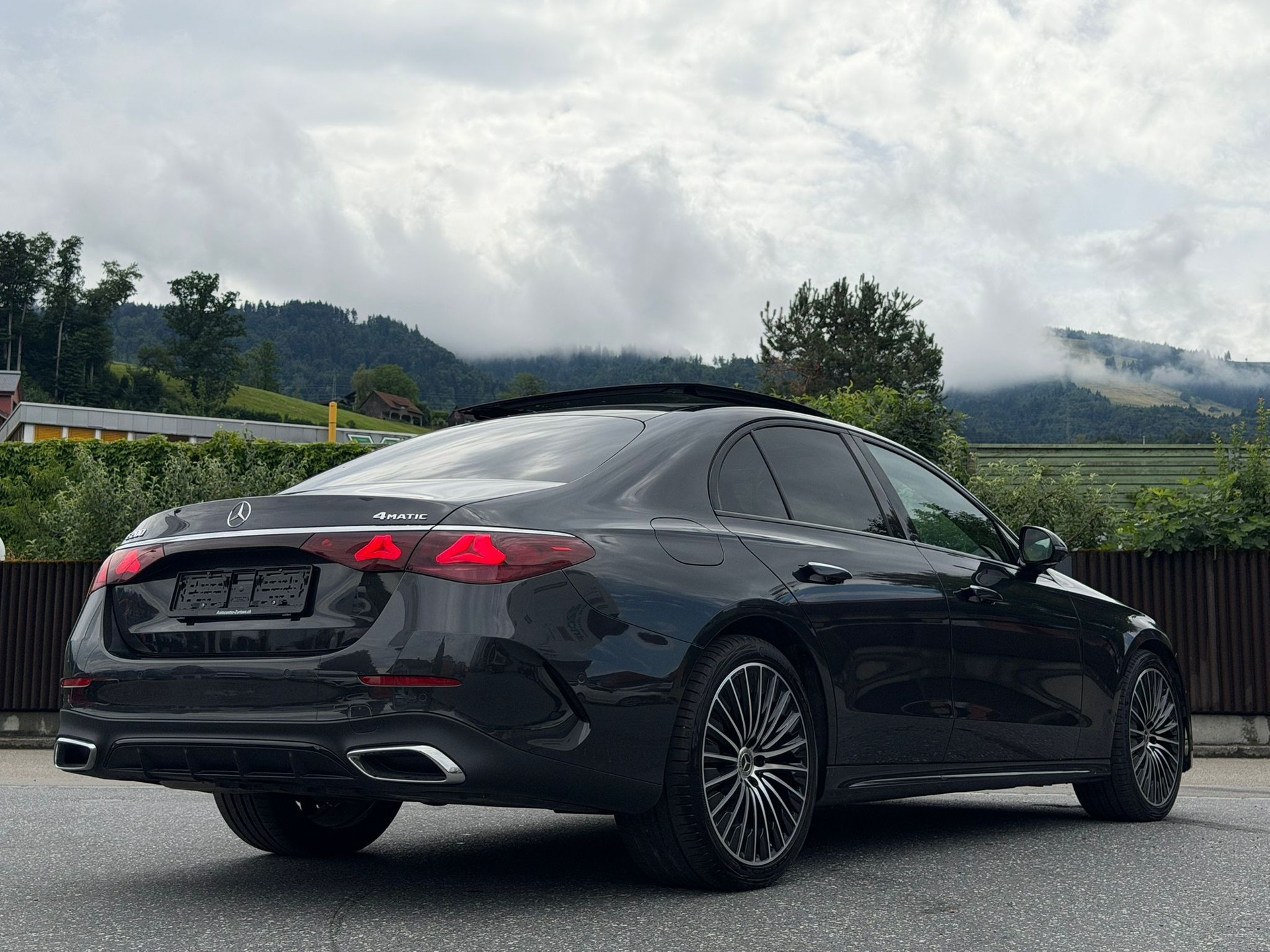 MERCEDES-BENZ E 200 9G-Tronic 4Matic Black&Chrome Edition-image-3