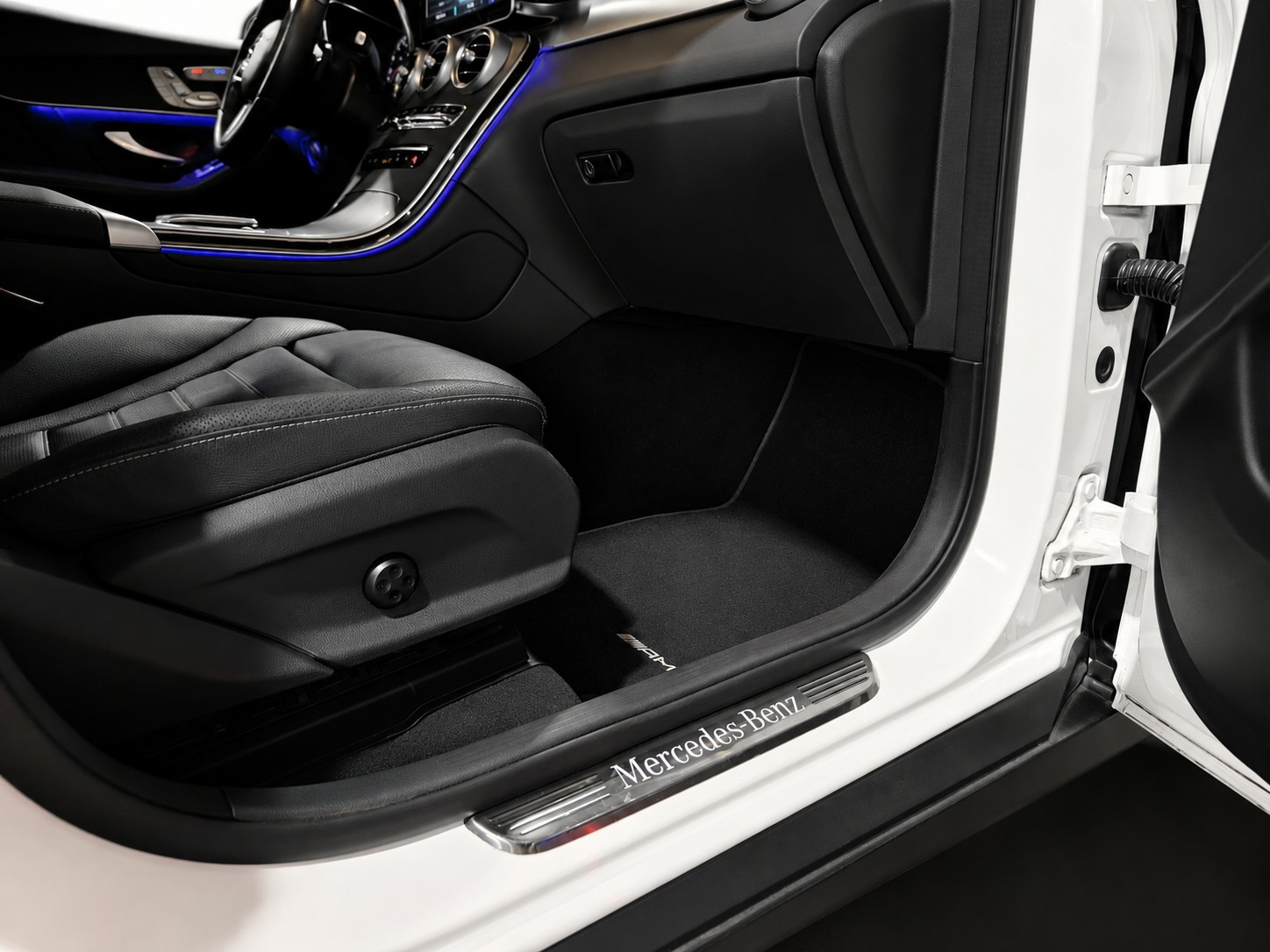MERCEDES-BENZ GLC 300 e AMG Line 4m CH FAHRZEUG-image-9