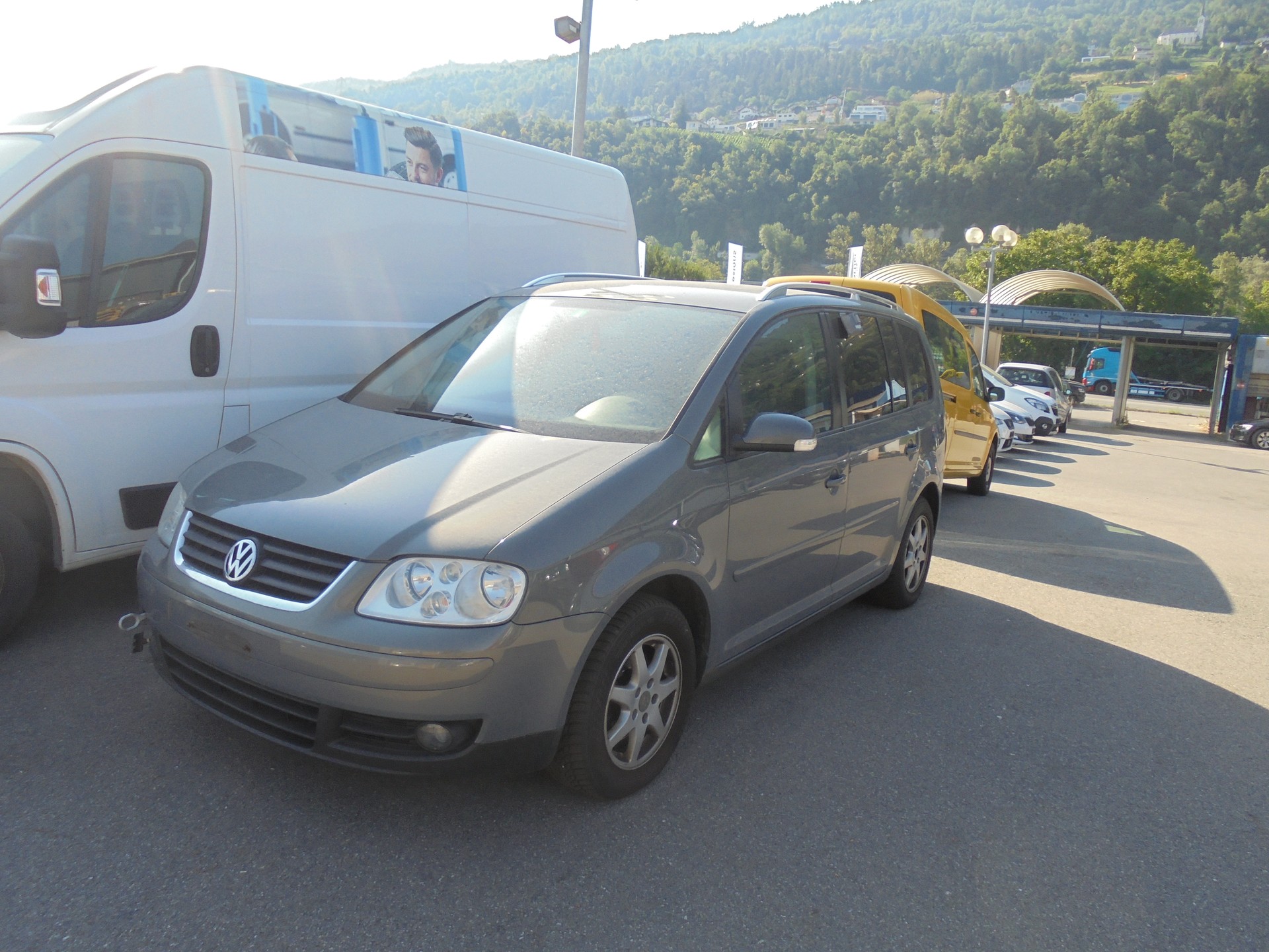 VW Touran 2.0 TDI Highline-image-1