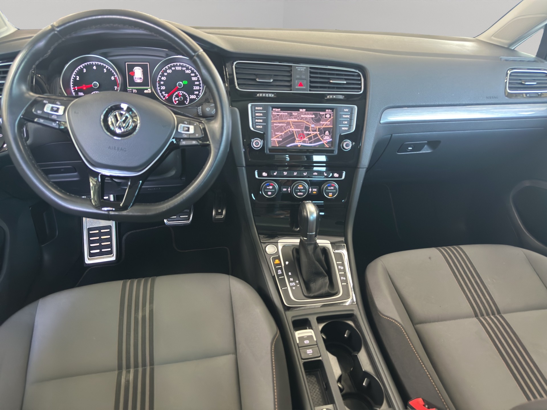 VW Golf Variant 1.4 TSI Allstar DSG-image-11