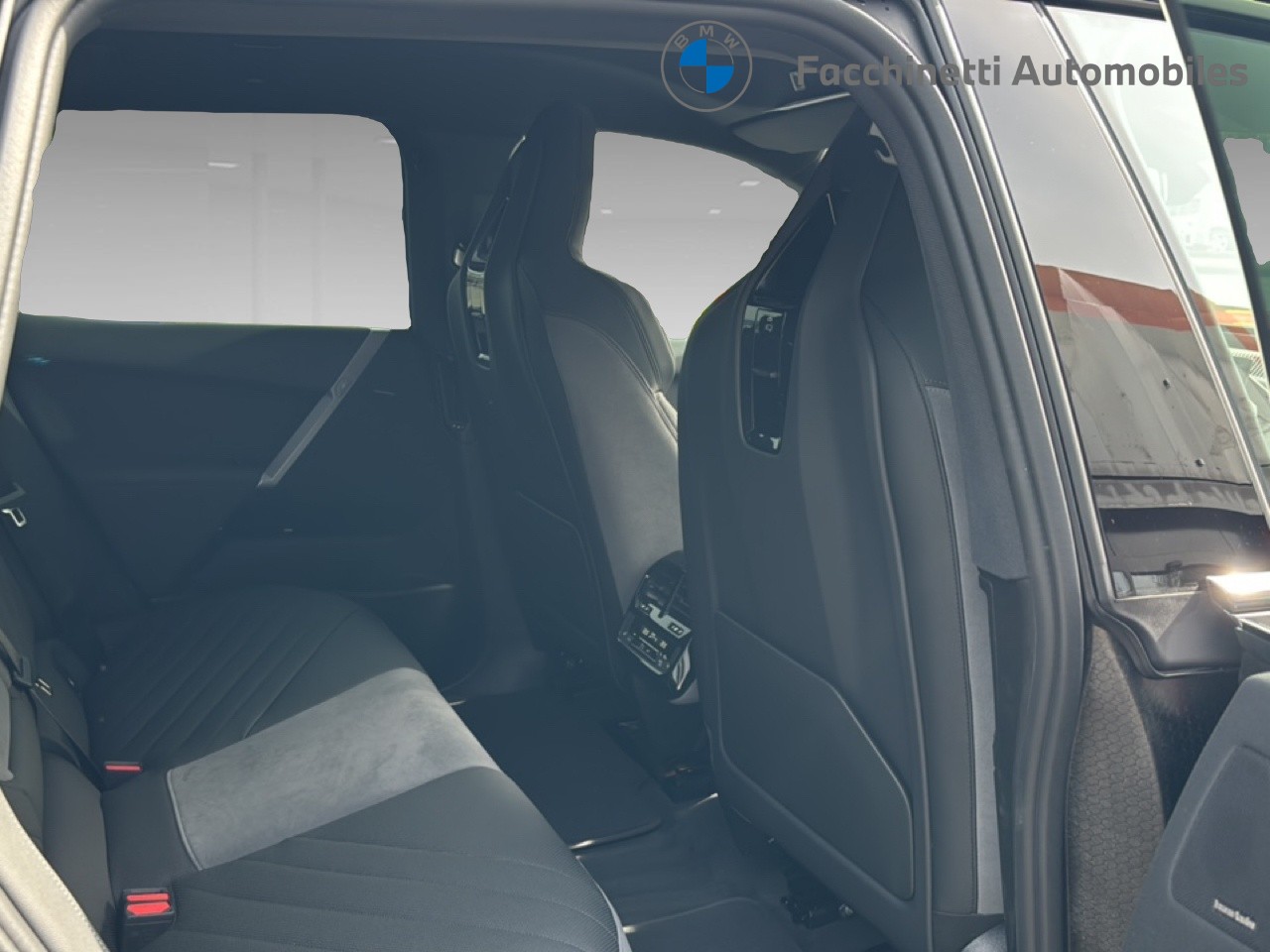 BMW iX xDrive60 M Sport Pro-image-12