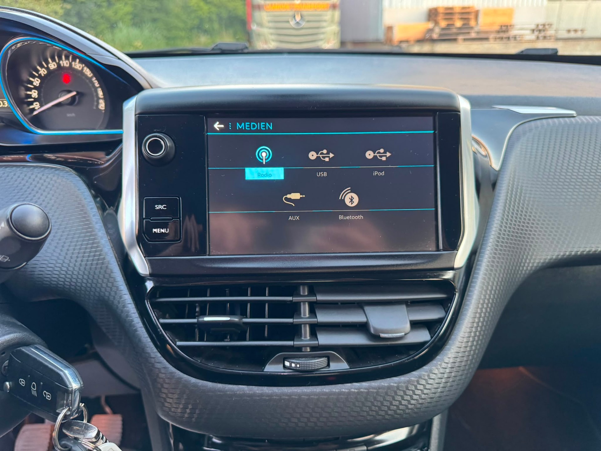 PEUGEOT 2008 1.2 PureTech Allure-image-23